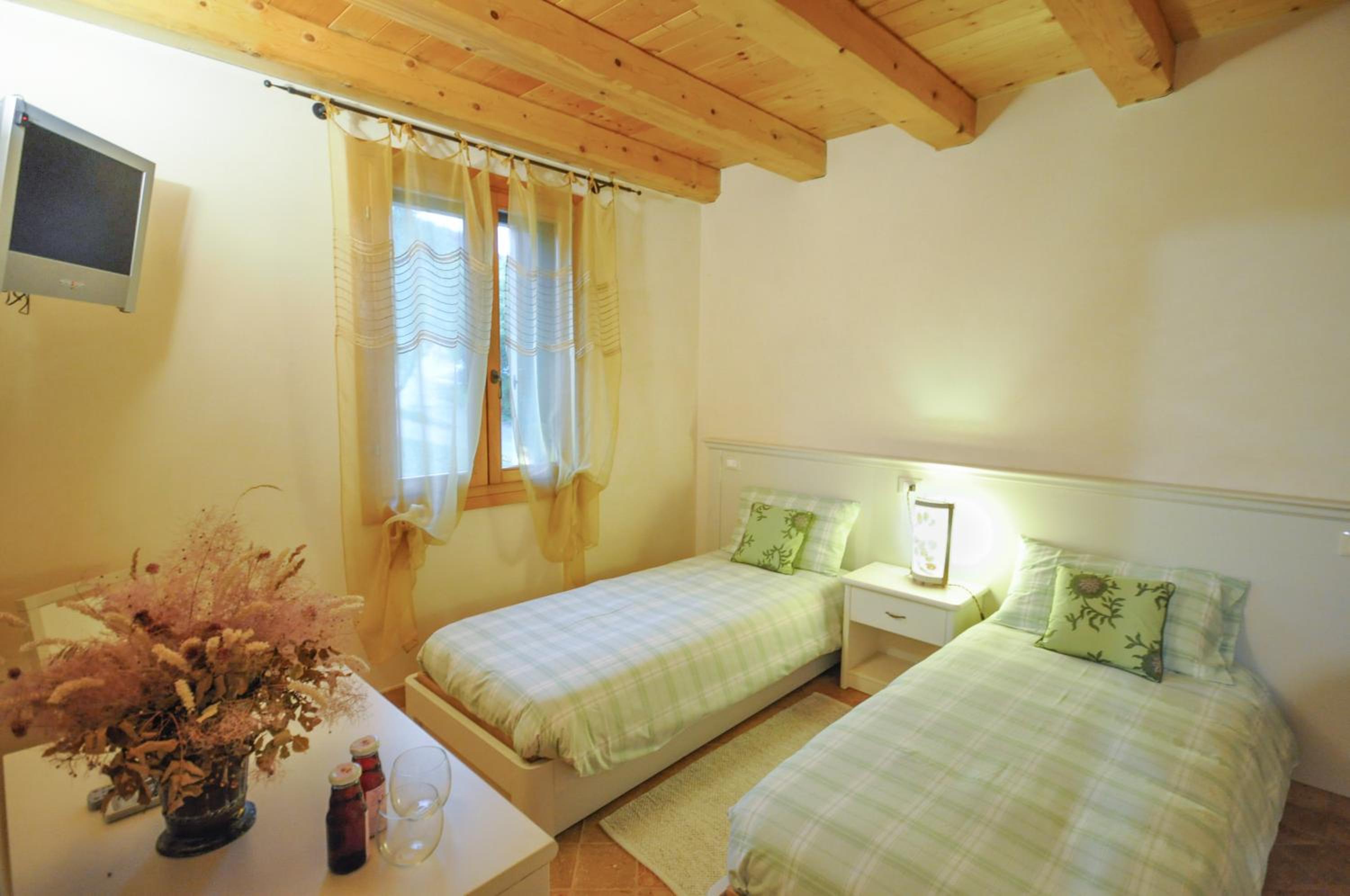 Double or Twin Room with Private Bathroom - Photo 2