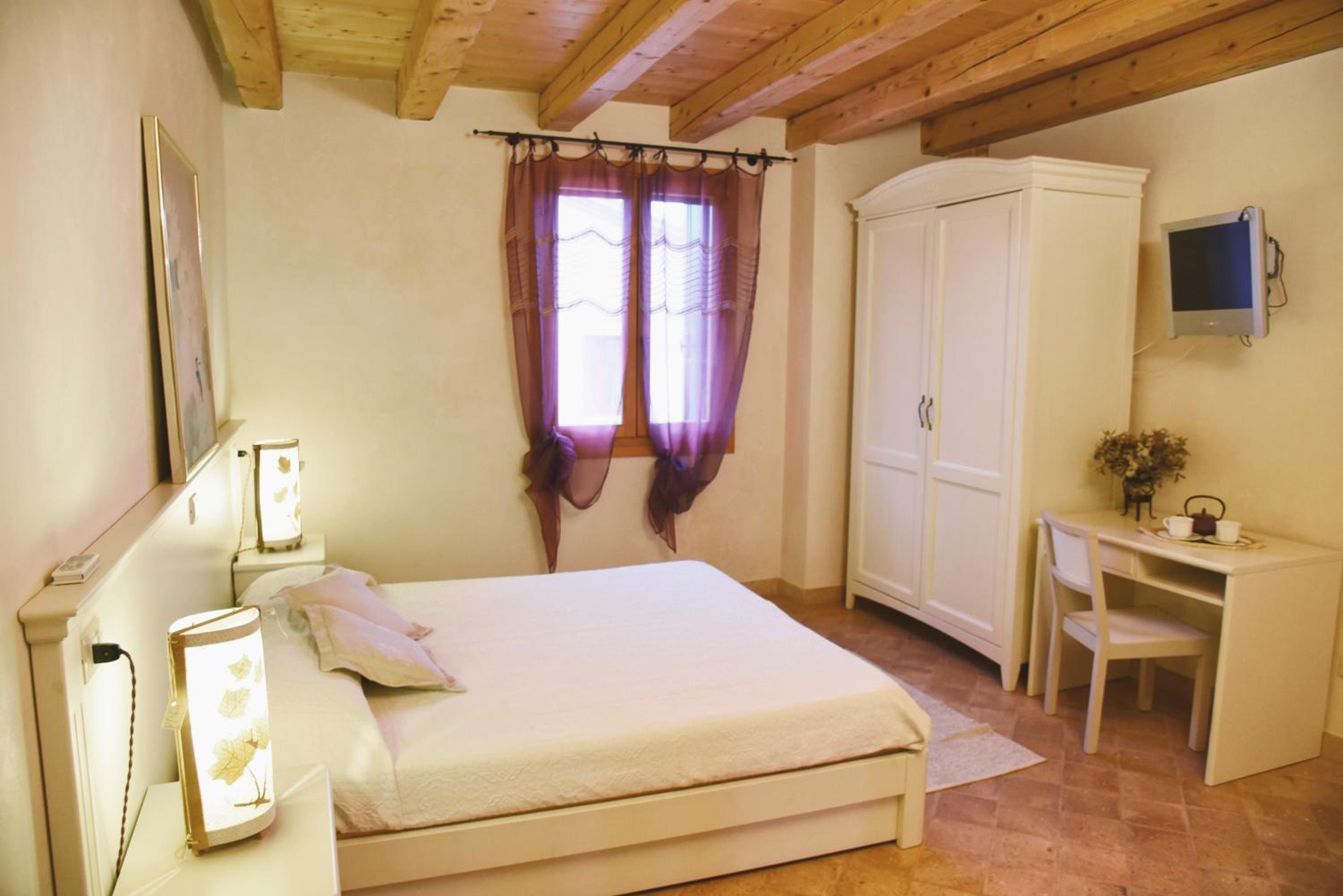Double or Twin Room with Private Bathroom - Photo 3