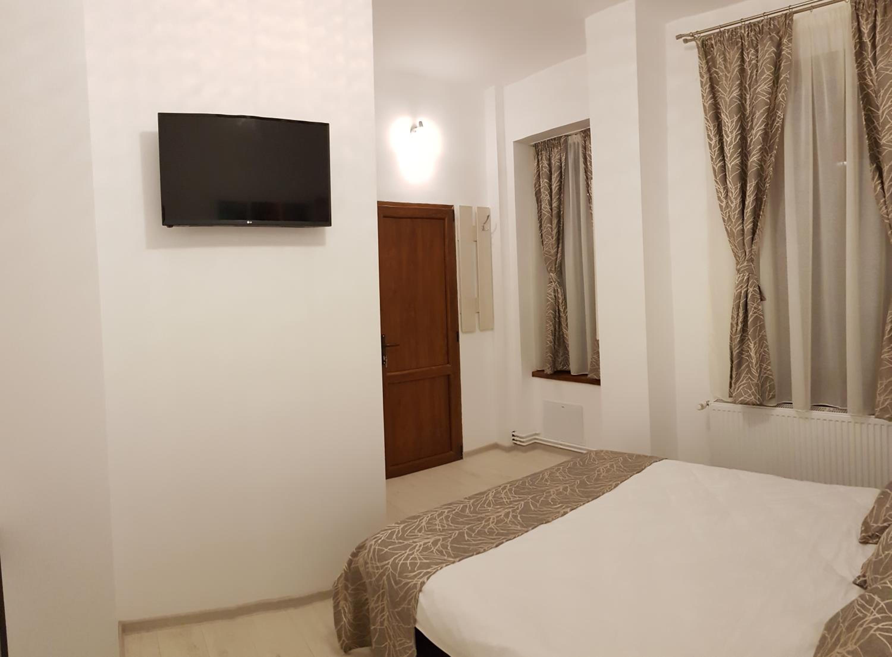 Budget Double Room - Photo 4