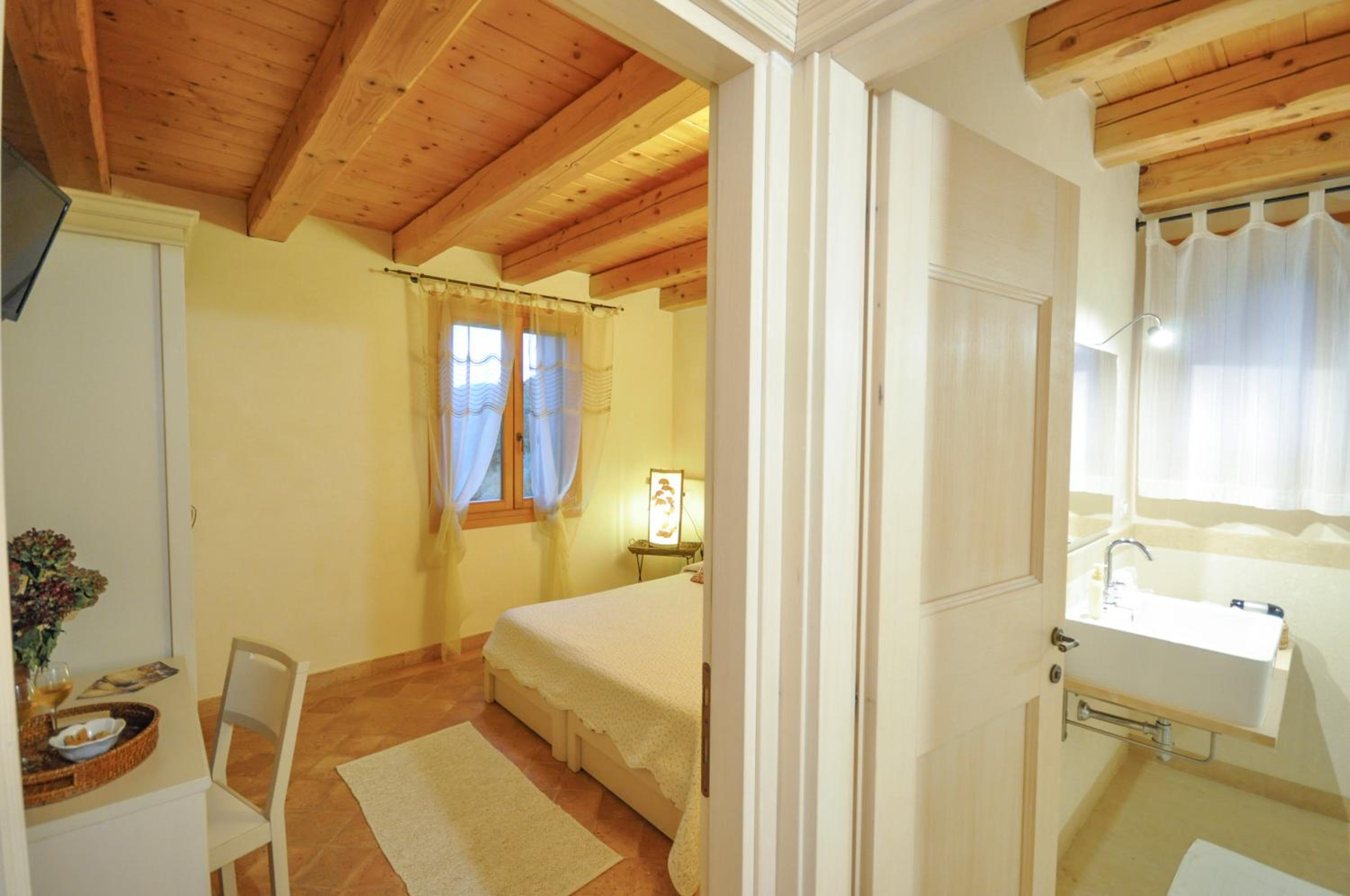 Double or Twin Room with Private Bathroom - Photo 5
