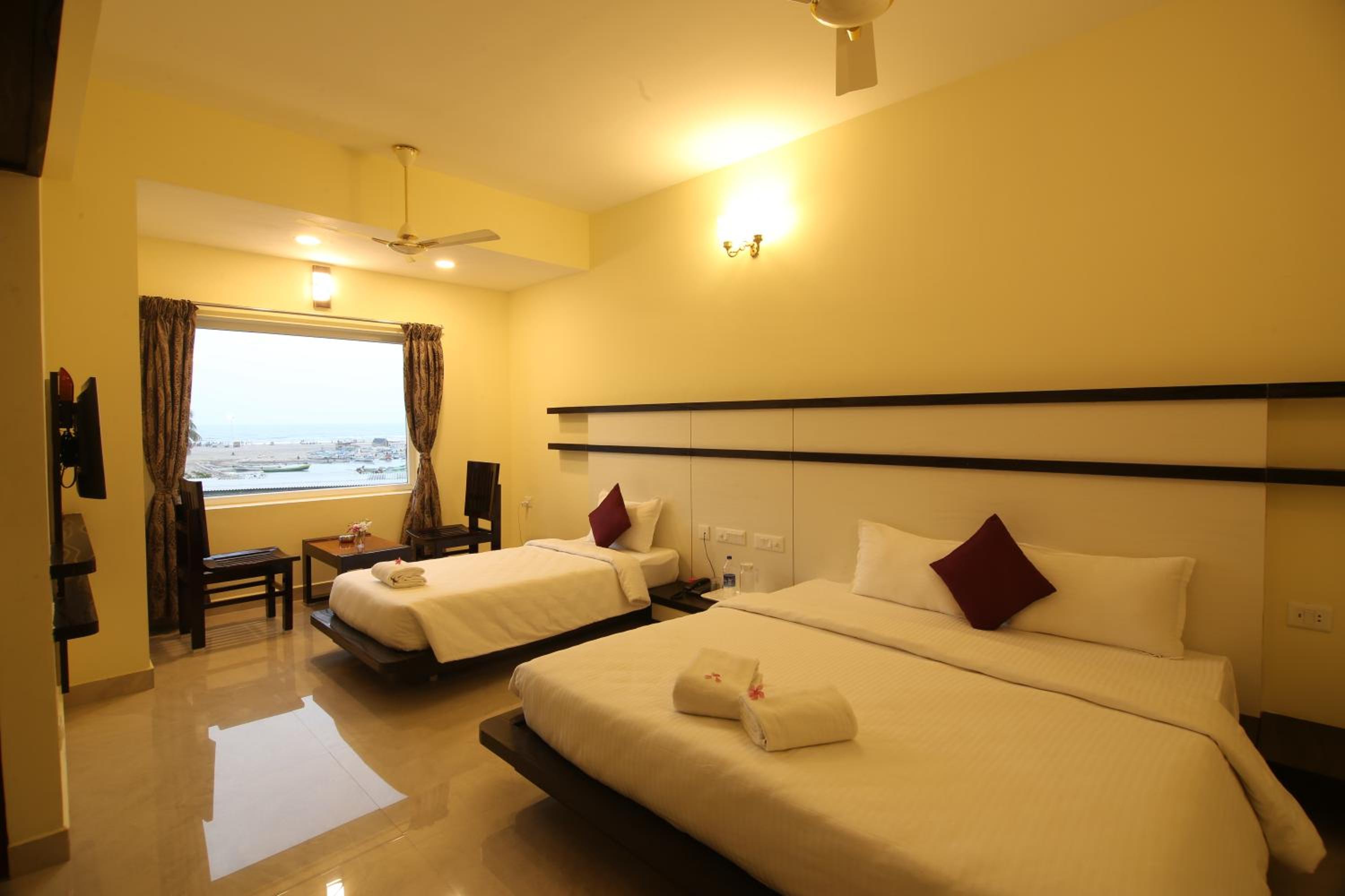 Standard Triple Room with Sea View - Photo 2