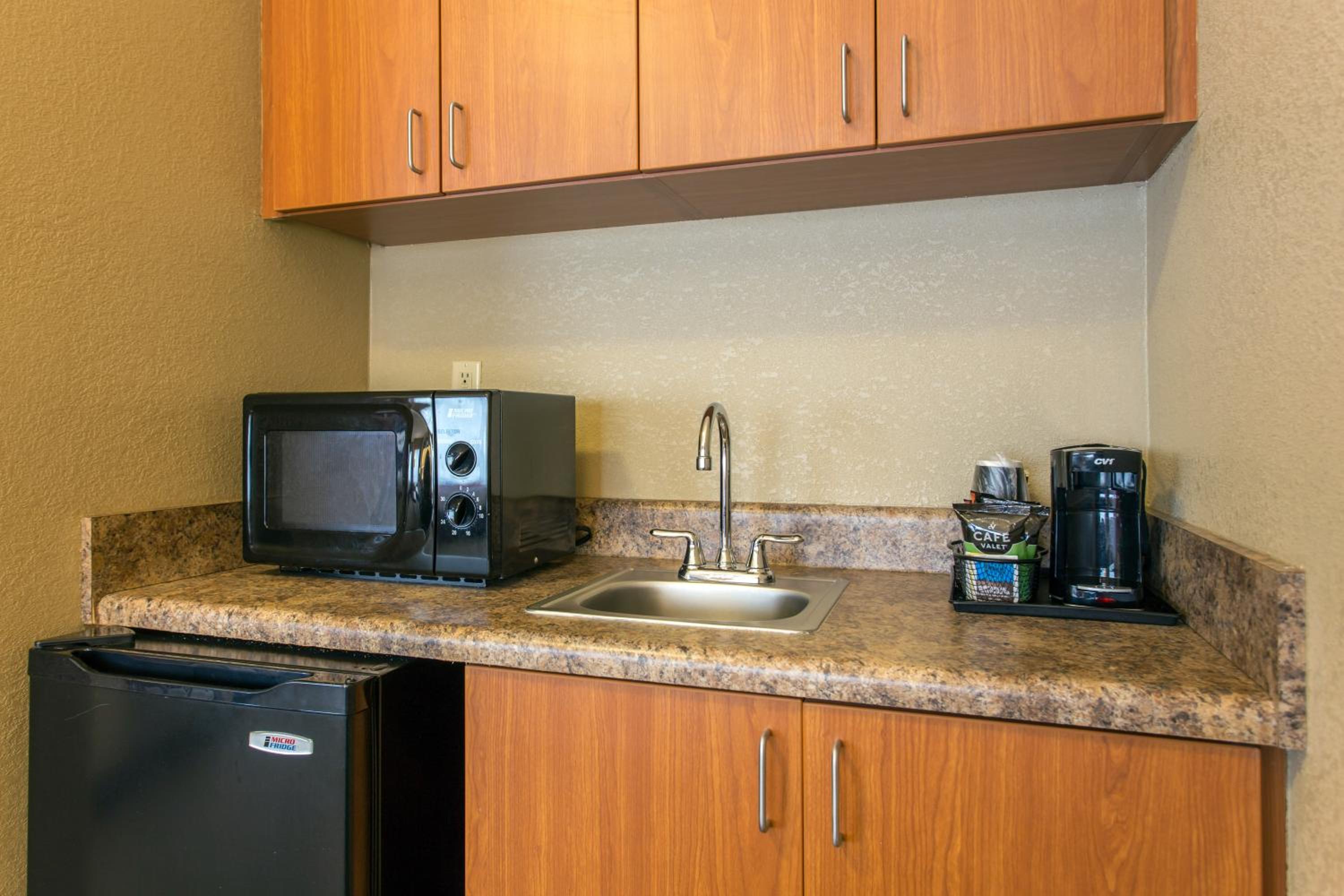 King Suite - Non-Smoking photo 3