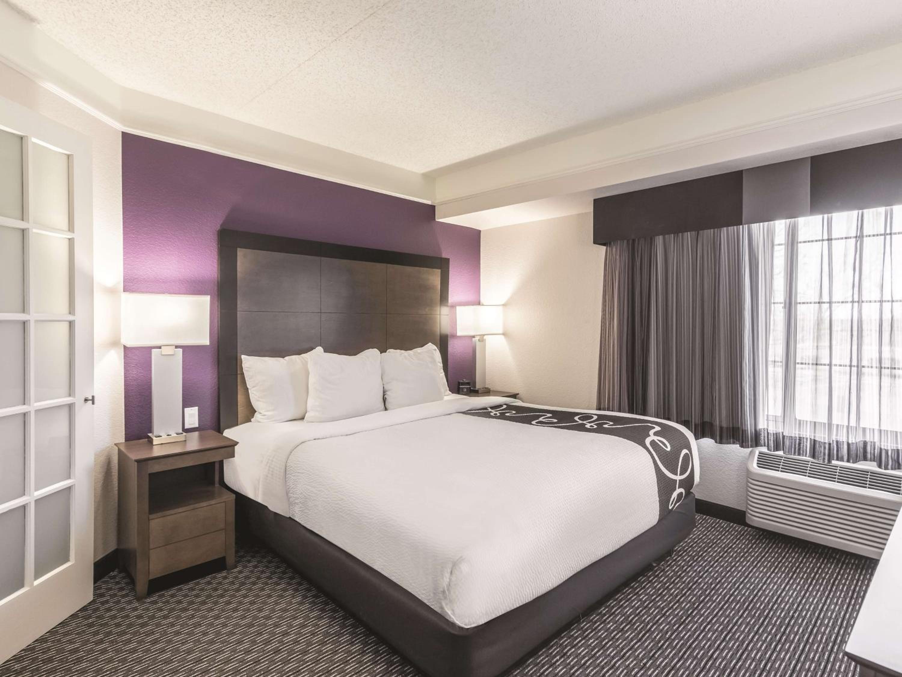 One-Bedroom King Suite - Non-Smoking - Photo 2