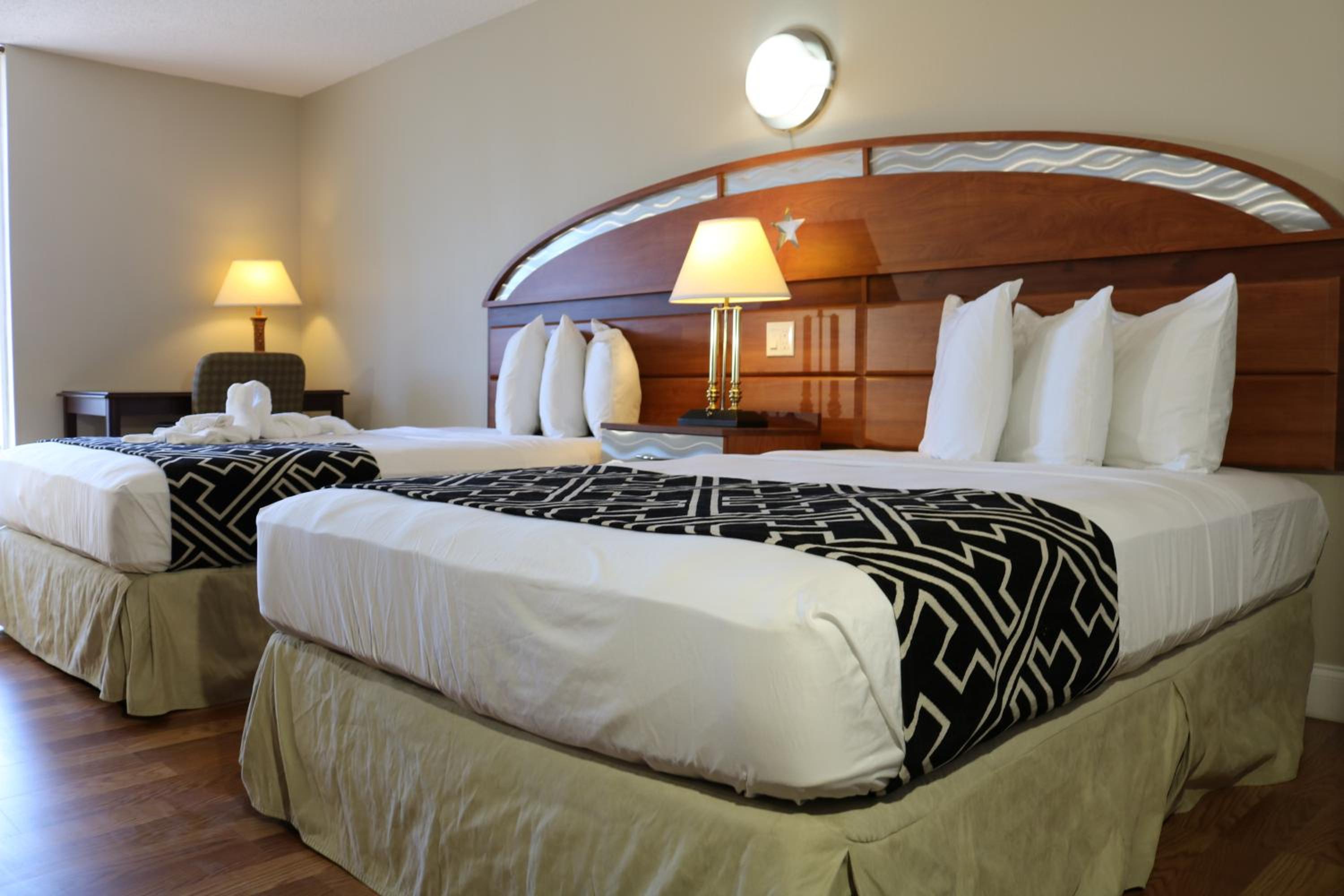 Standard Queen Room with Two Queen Beds - Photo 3