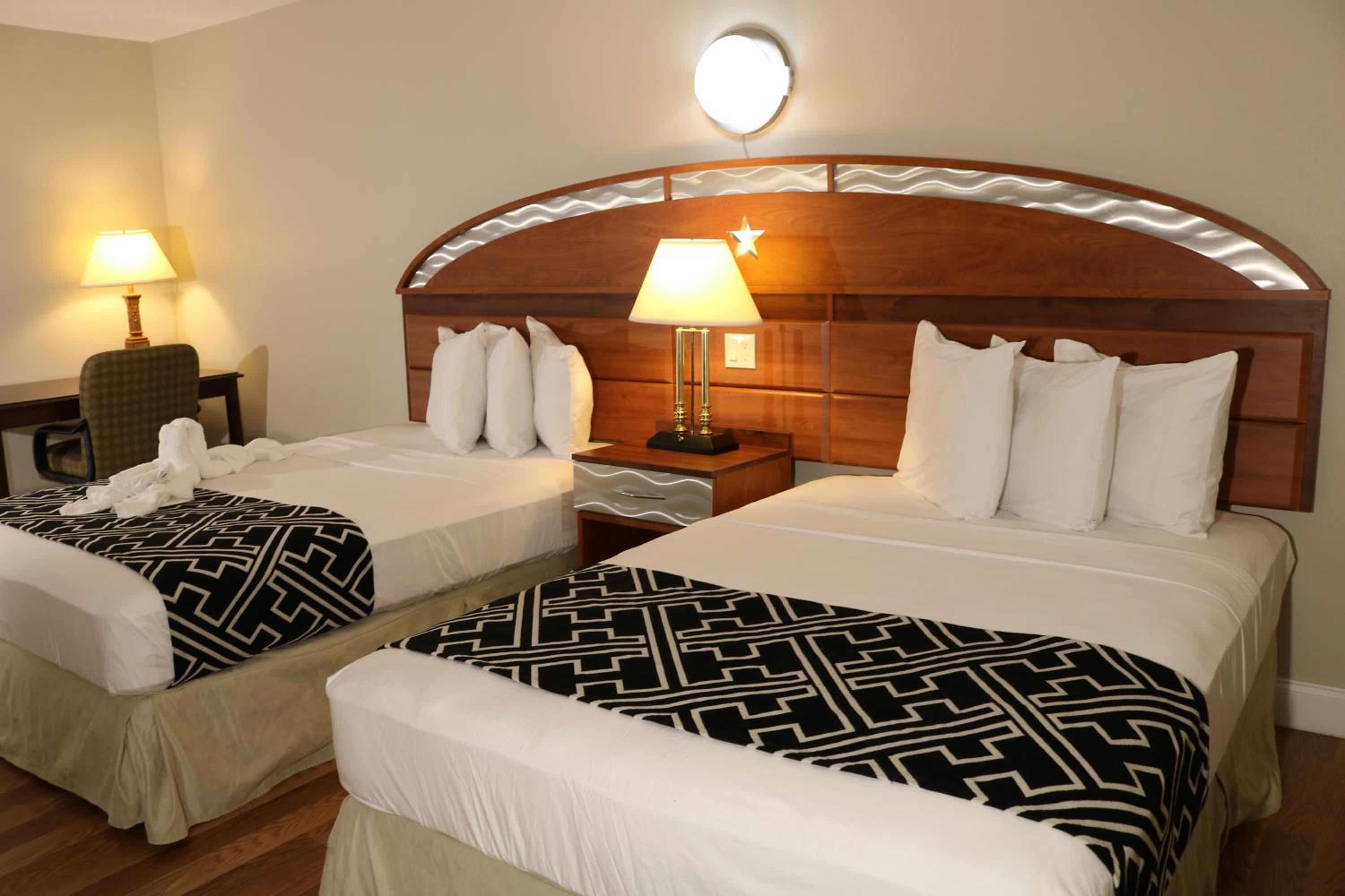 Standard Queen Room with Two Queen Beds - Photo 2
