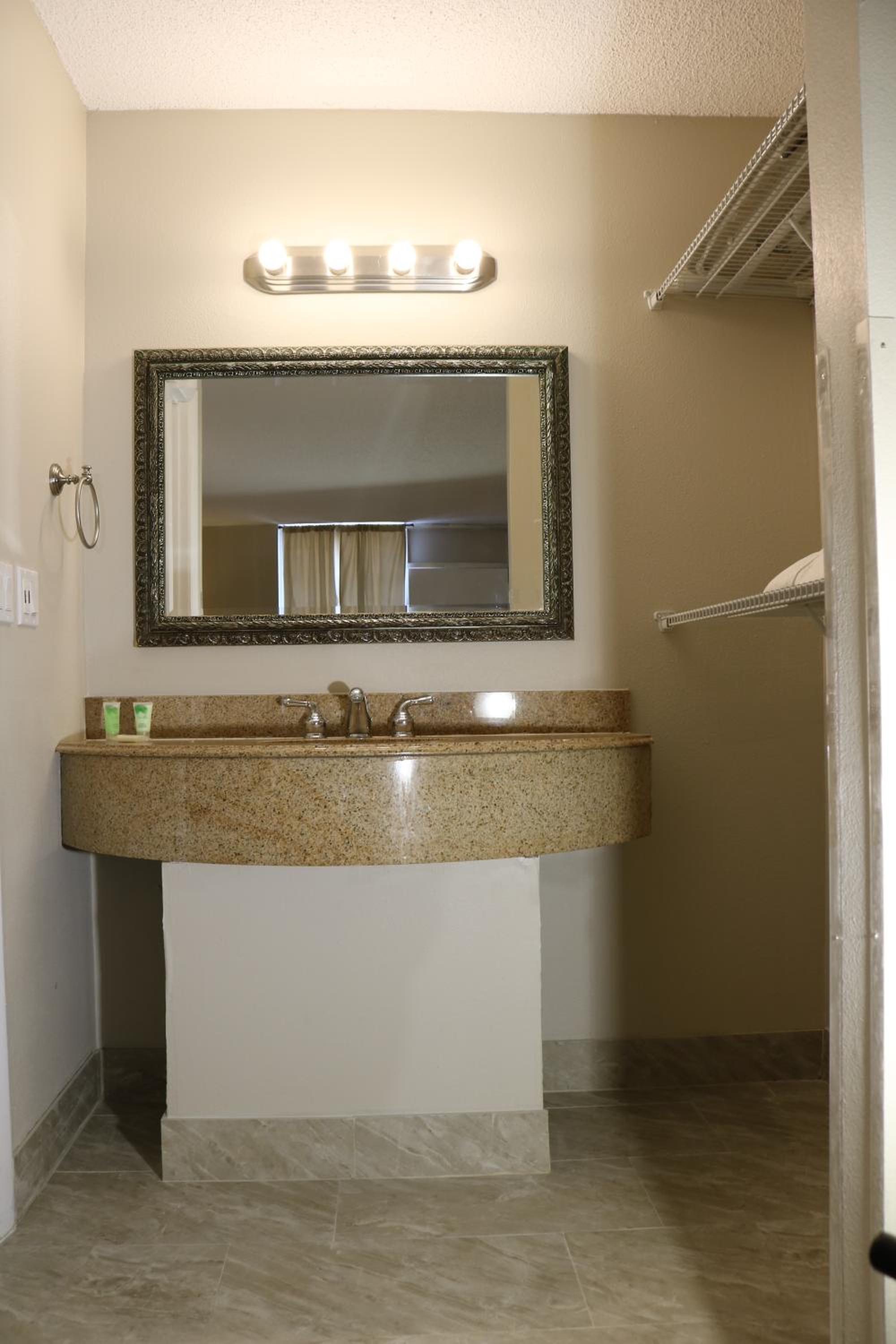 Standard Queen Room with Two Queen Beds - Photo 6