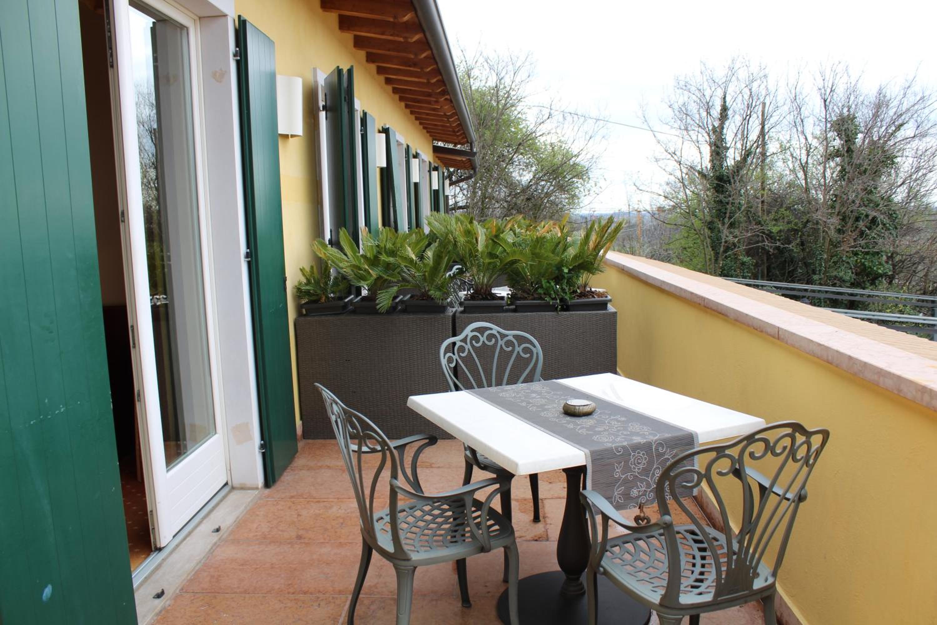 Deluxe Double Room with Lake View photo 2