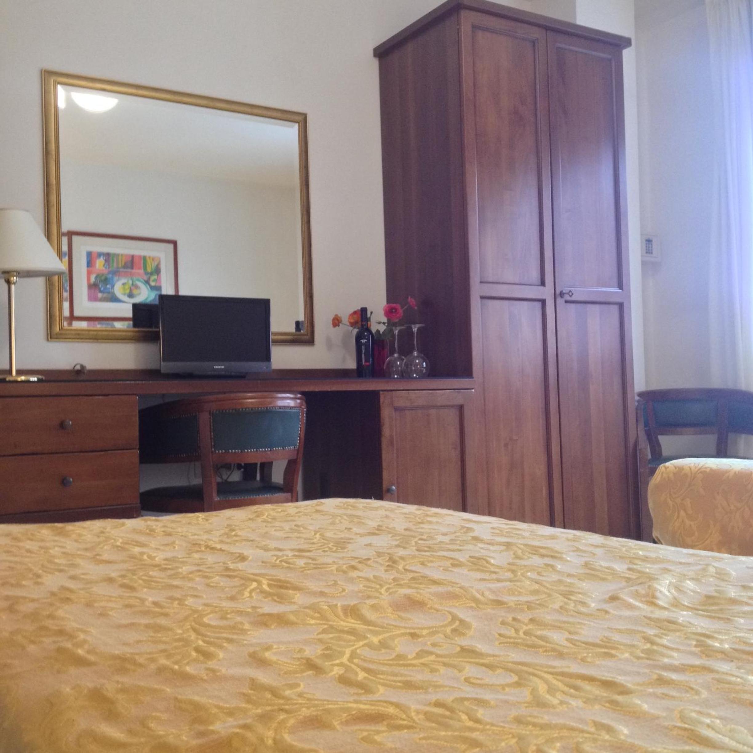 Economy Triple Room with Canal View - Photo 6