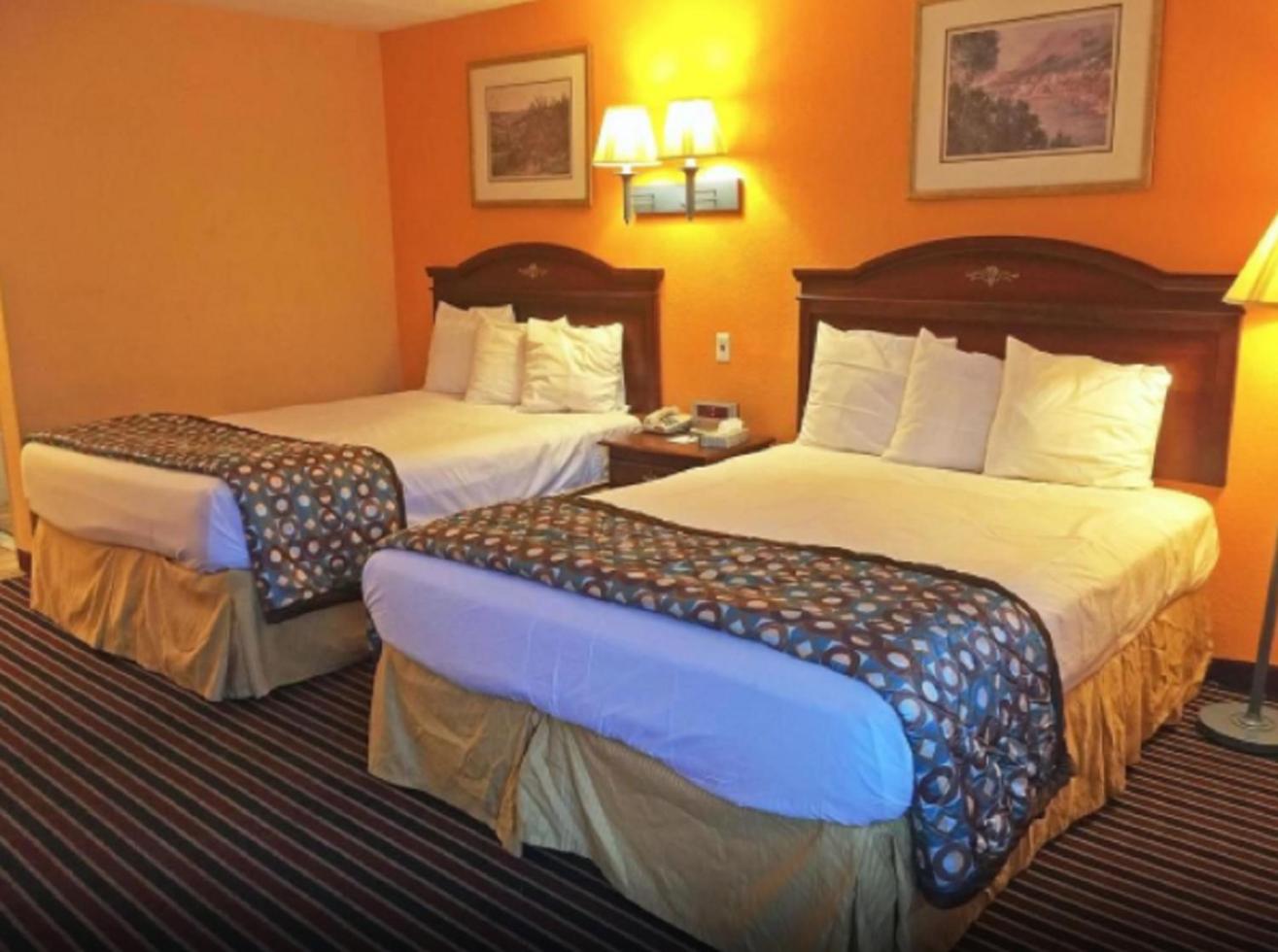 Queen Room With Two Queen Beds - Smoking photo 1