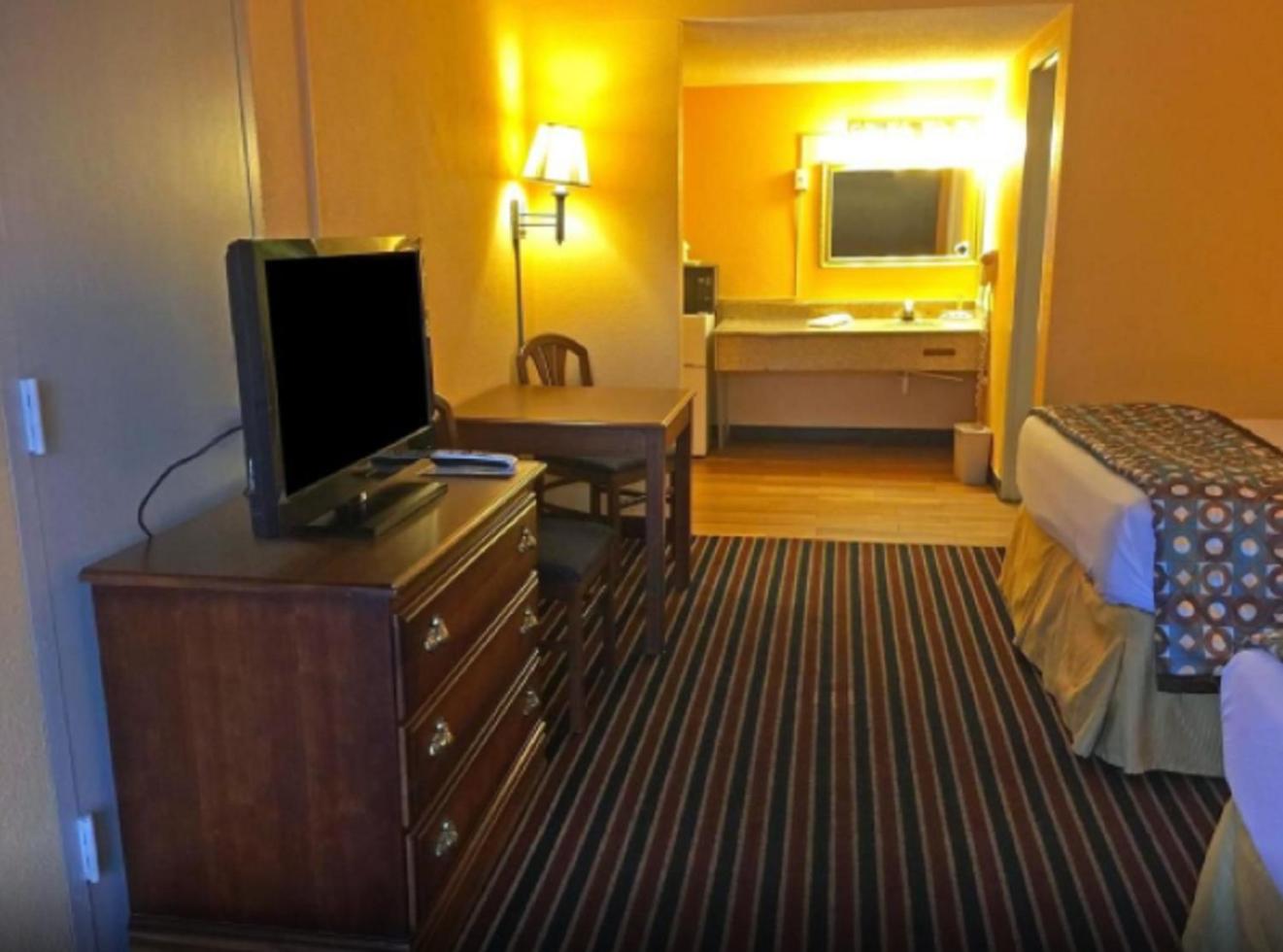 Queen Room With Two Queen Beds - Non-Smoking photo 2