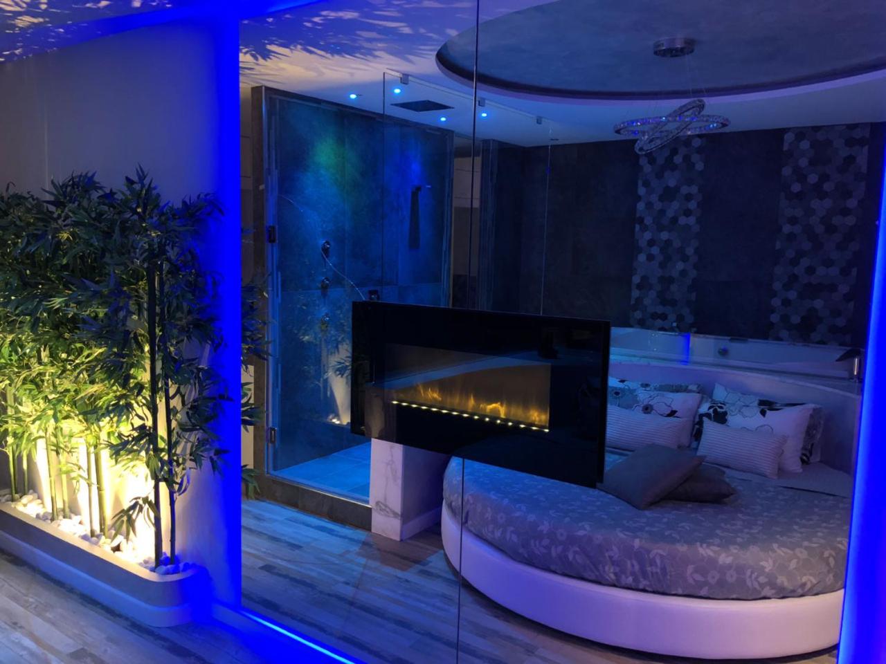 Queen Suite with Spa Bath photo 2