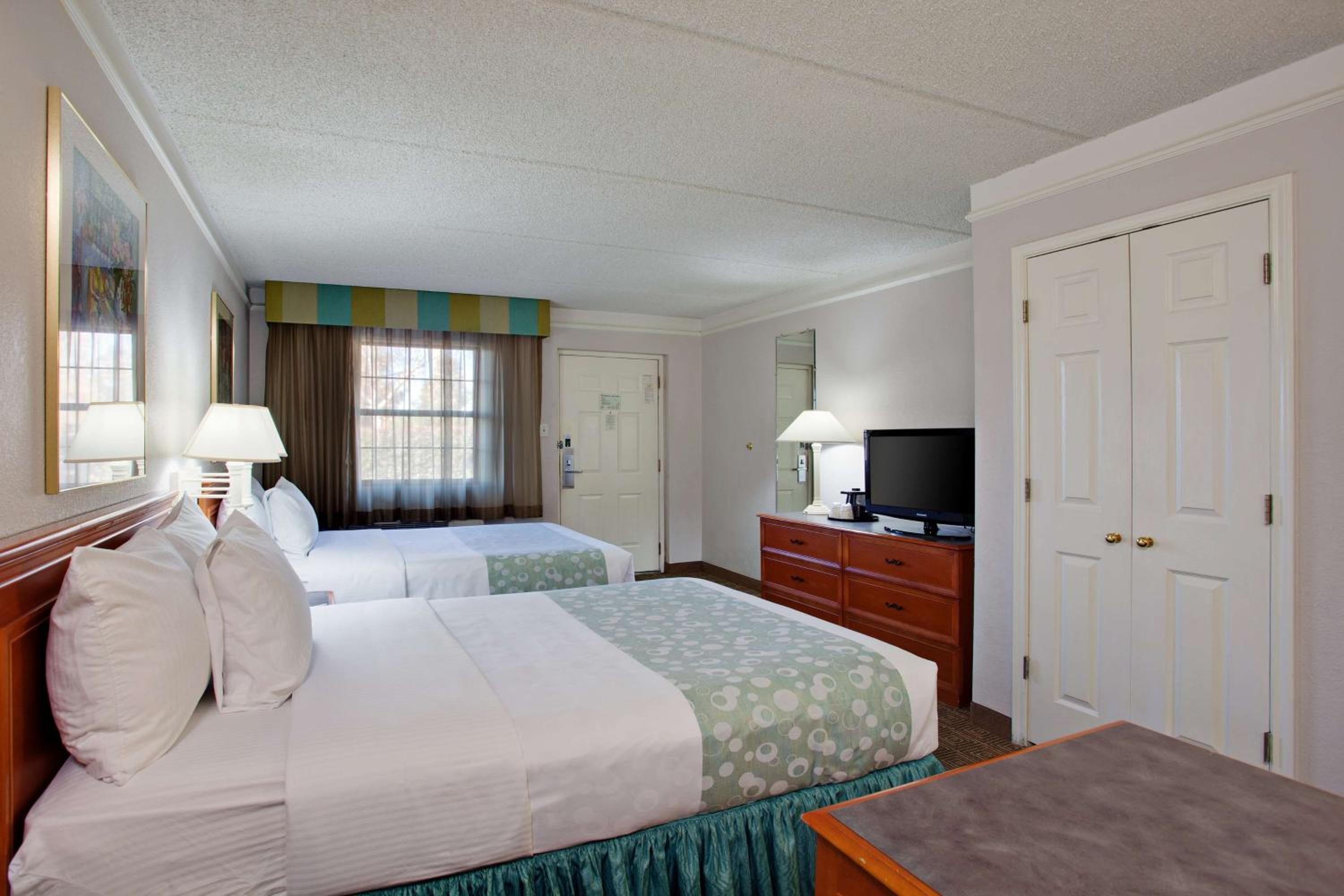 Deluxe Double Room With Two Double Beds - Smoking photo 1