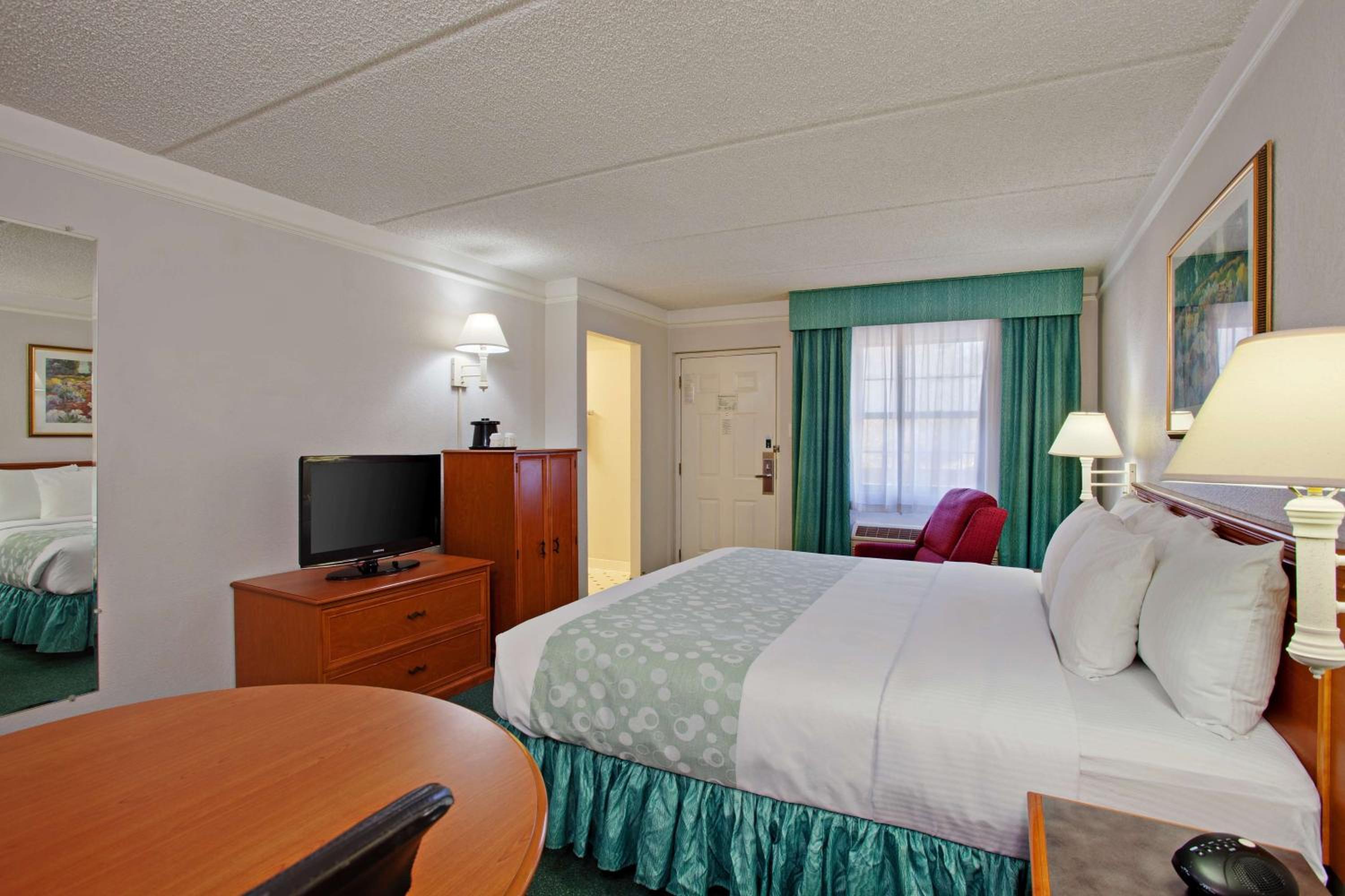 King Room With Mobility/Hearing Access - Non-Smoking photo 1