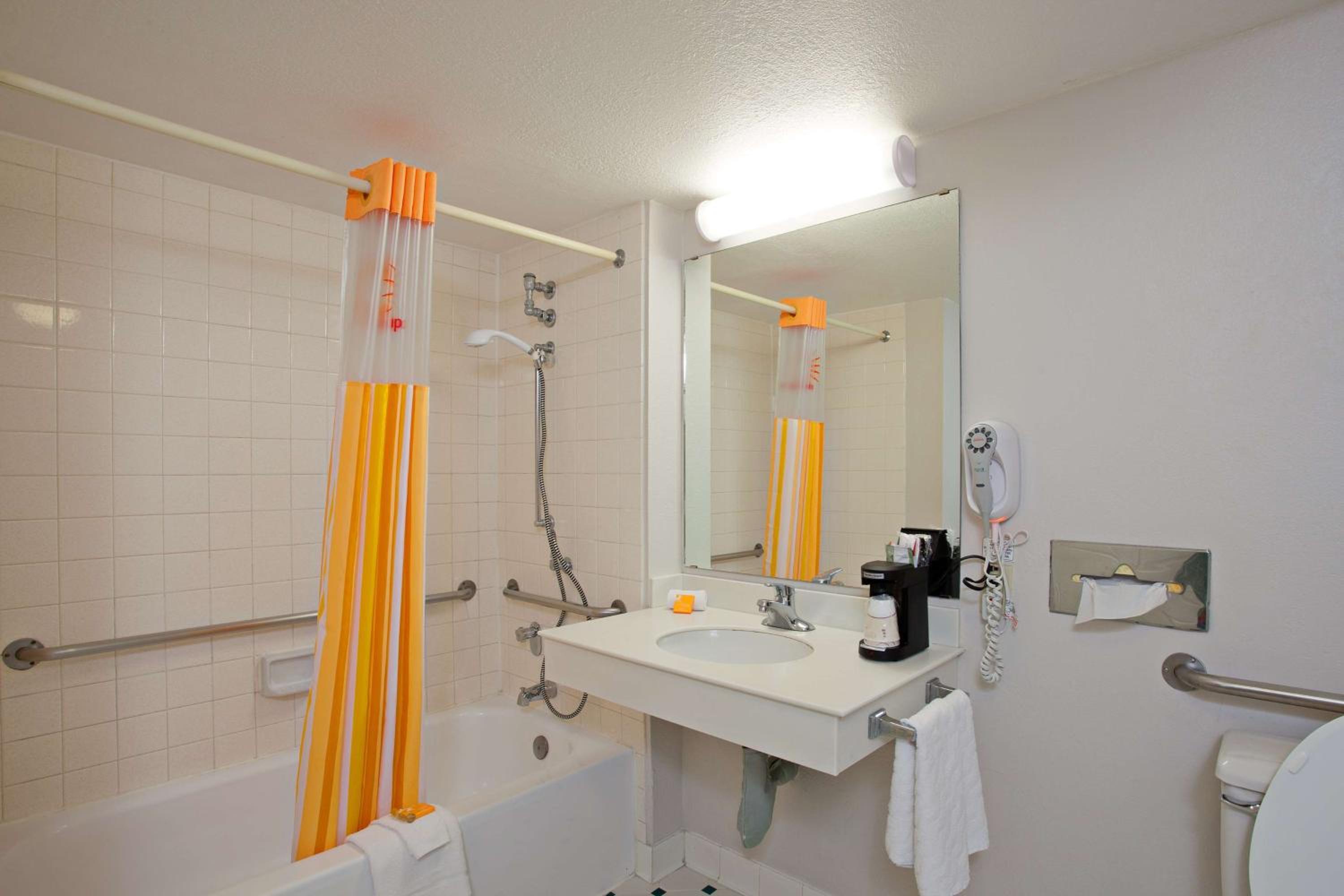 King Room With Mobility/Hearing Access - Non-Smoking photo 2