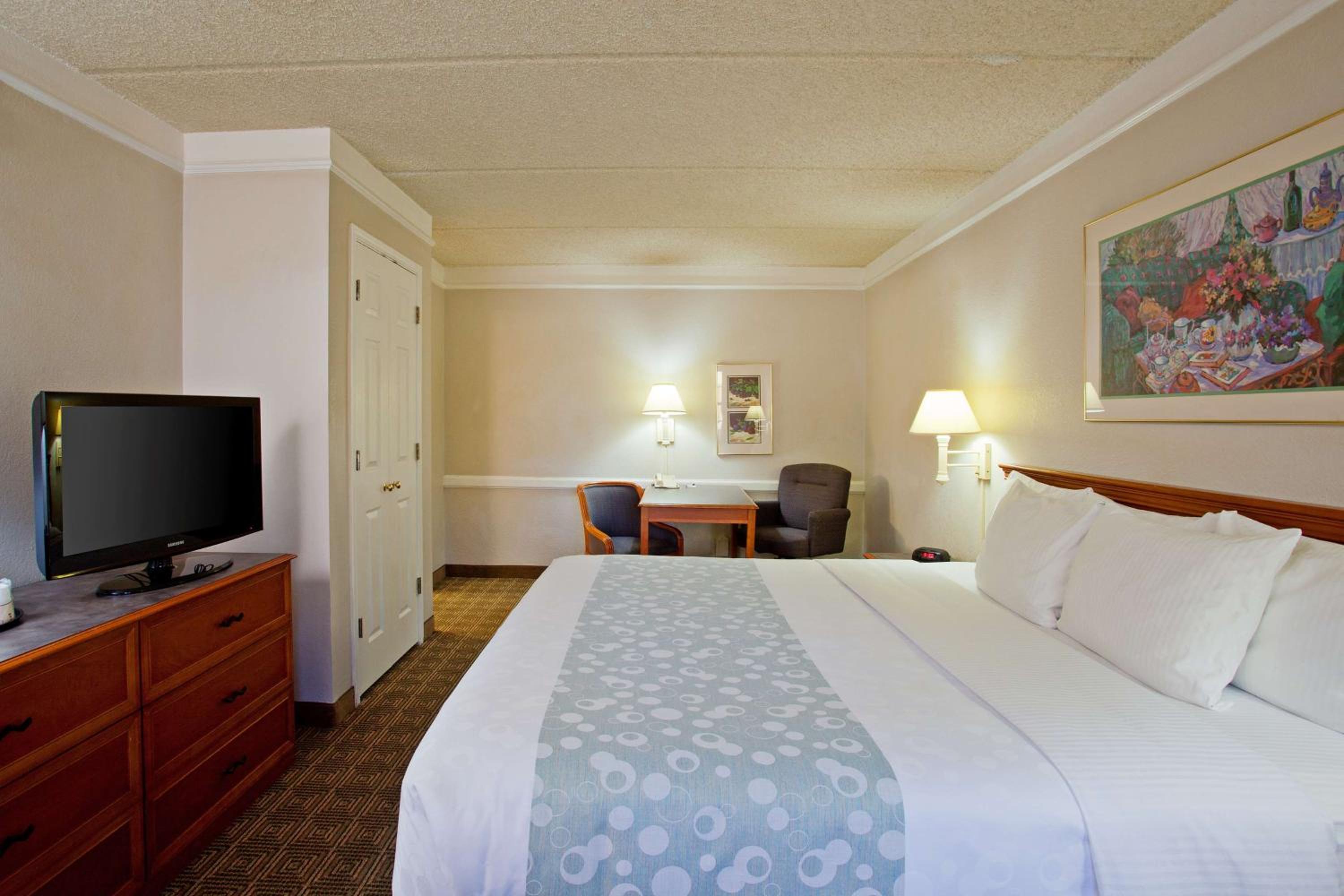 Deluxe King Room - Non-Smoking photo 2