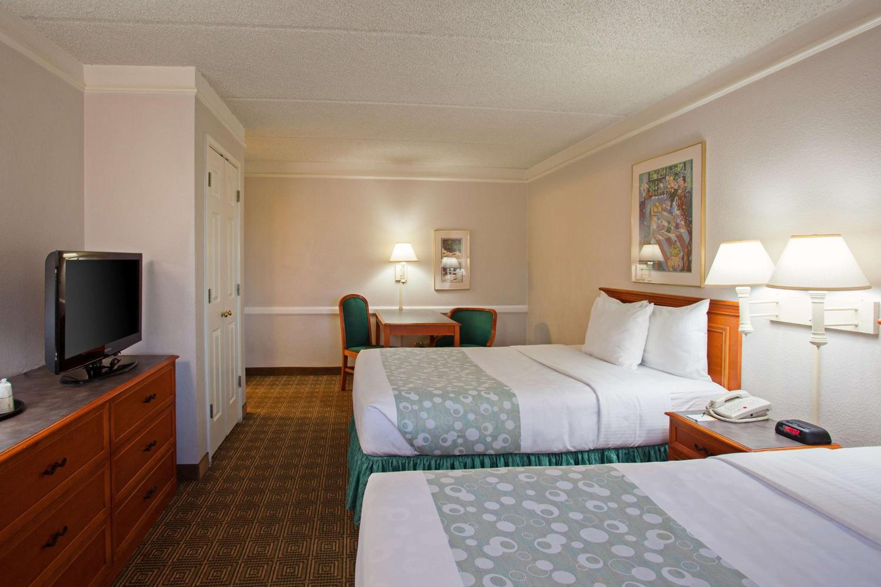 Deluxe Double Room With Two Double Beds - Smoking photo 2