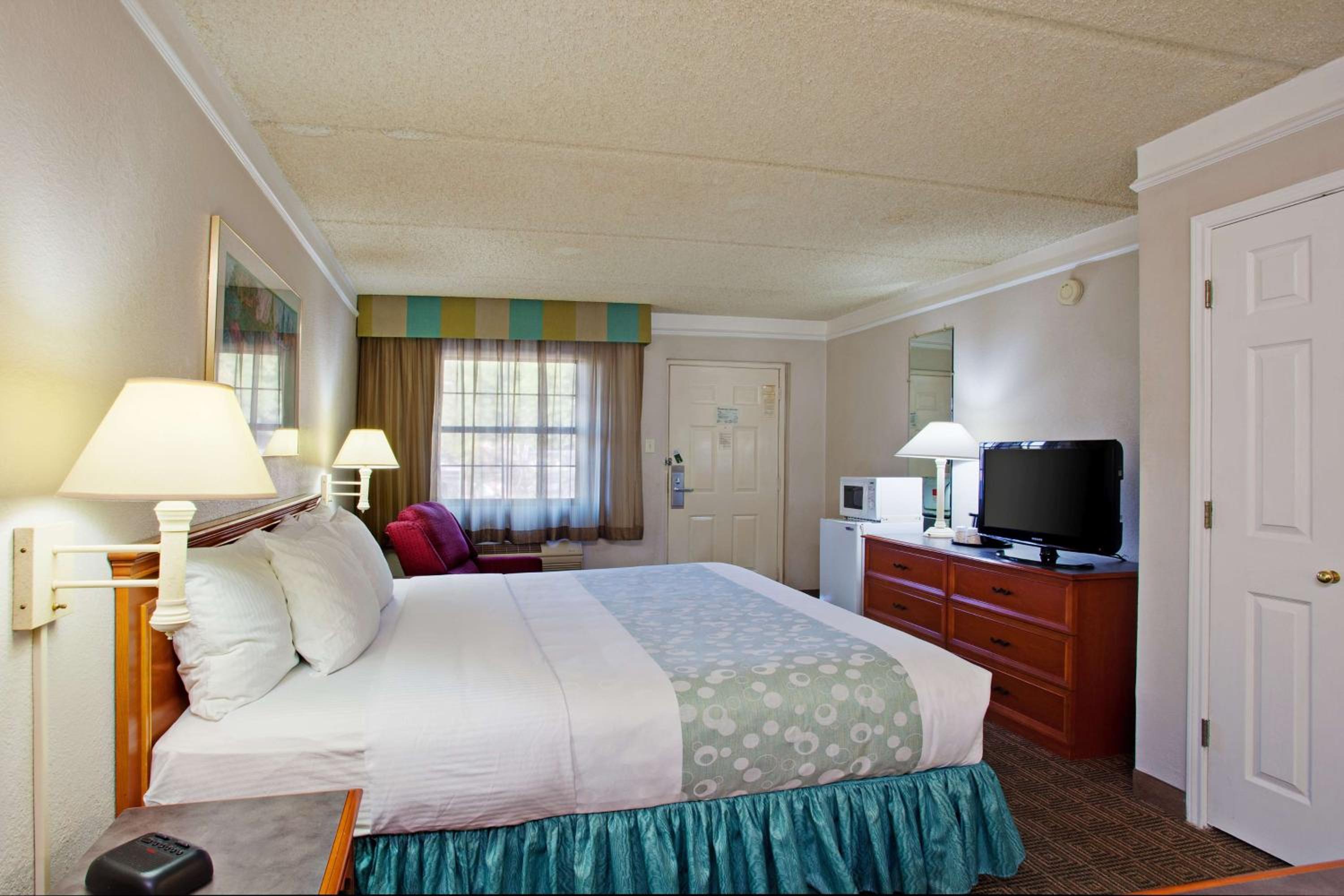 King Room With Mobility/Hearing Access - Non-Smoking photo 3