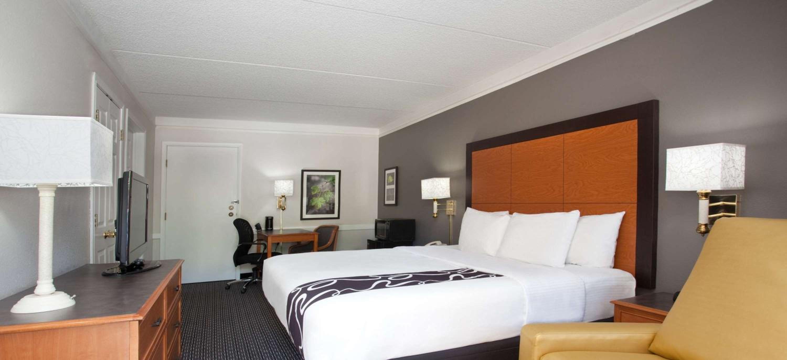 Deluxe King Room - Photo 2