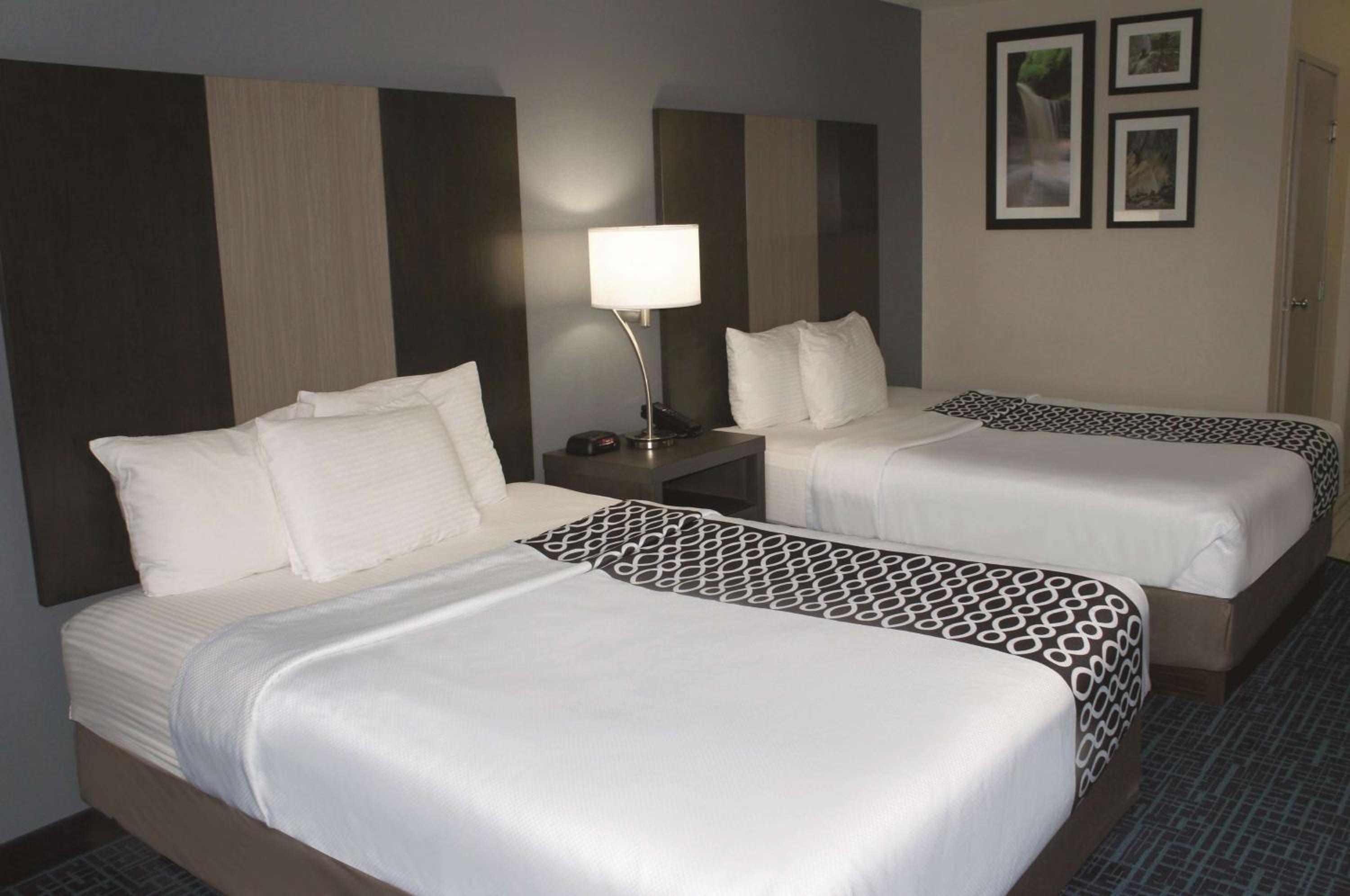 Queen Room with Two Queen Beds - Non-Smoking - Photo 4