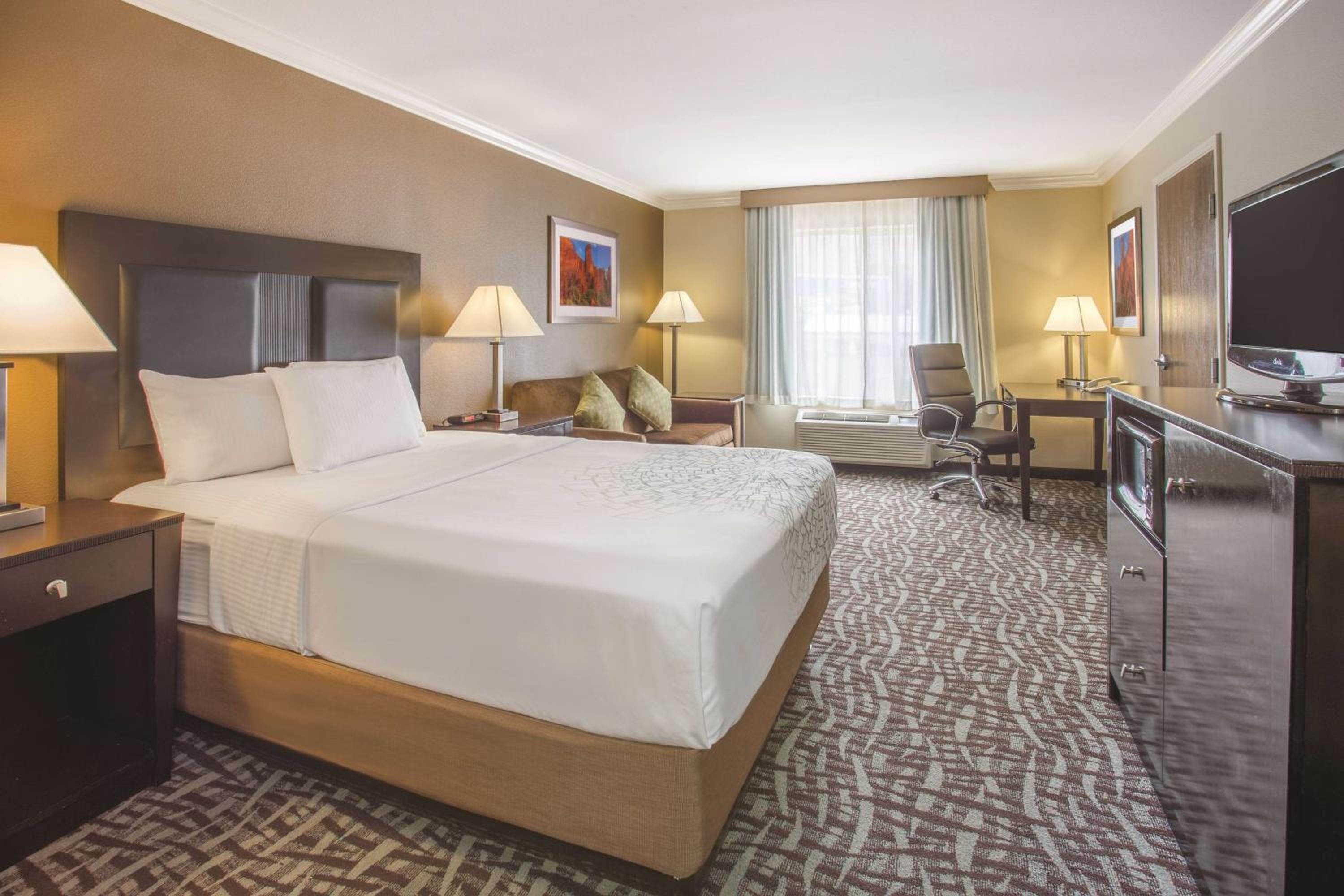 Executive King Room - Non-Smoking - Photo 3