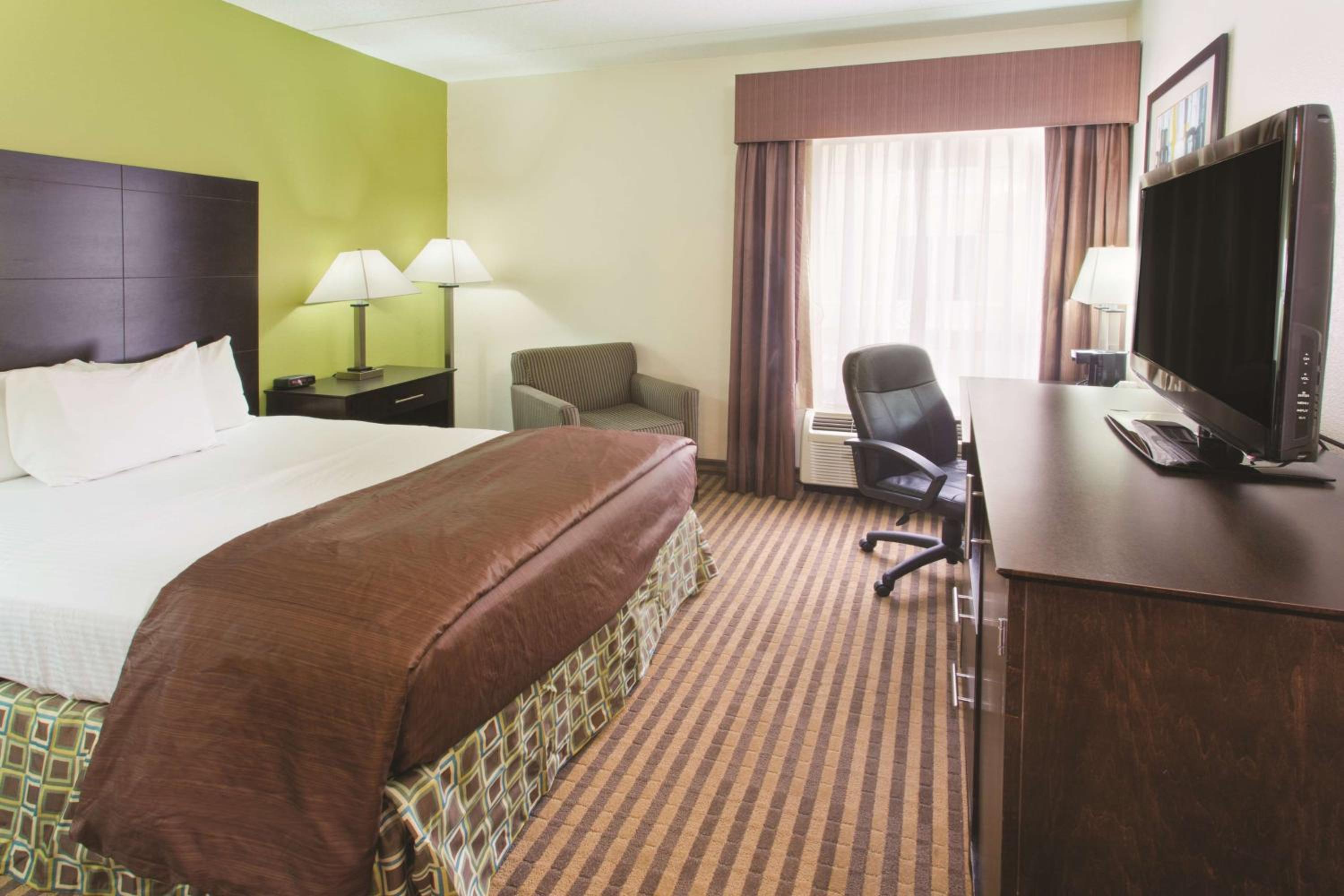 Queen Room - Disability Access - Photo 2