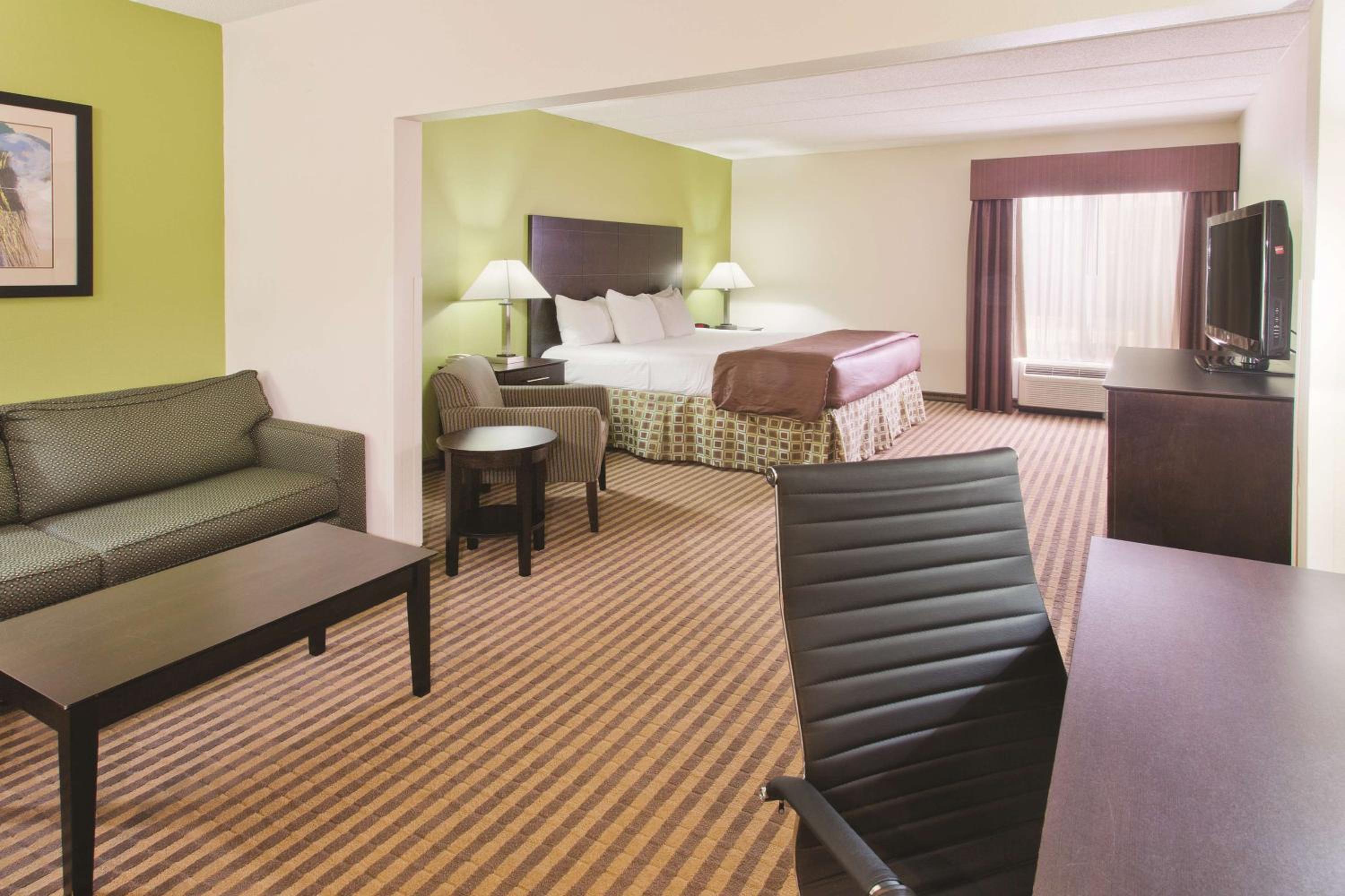 Deluxe King Room -Non-Smoking - Photo 1
