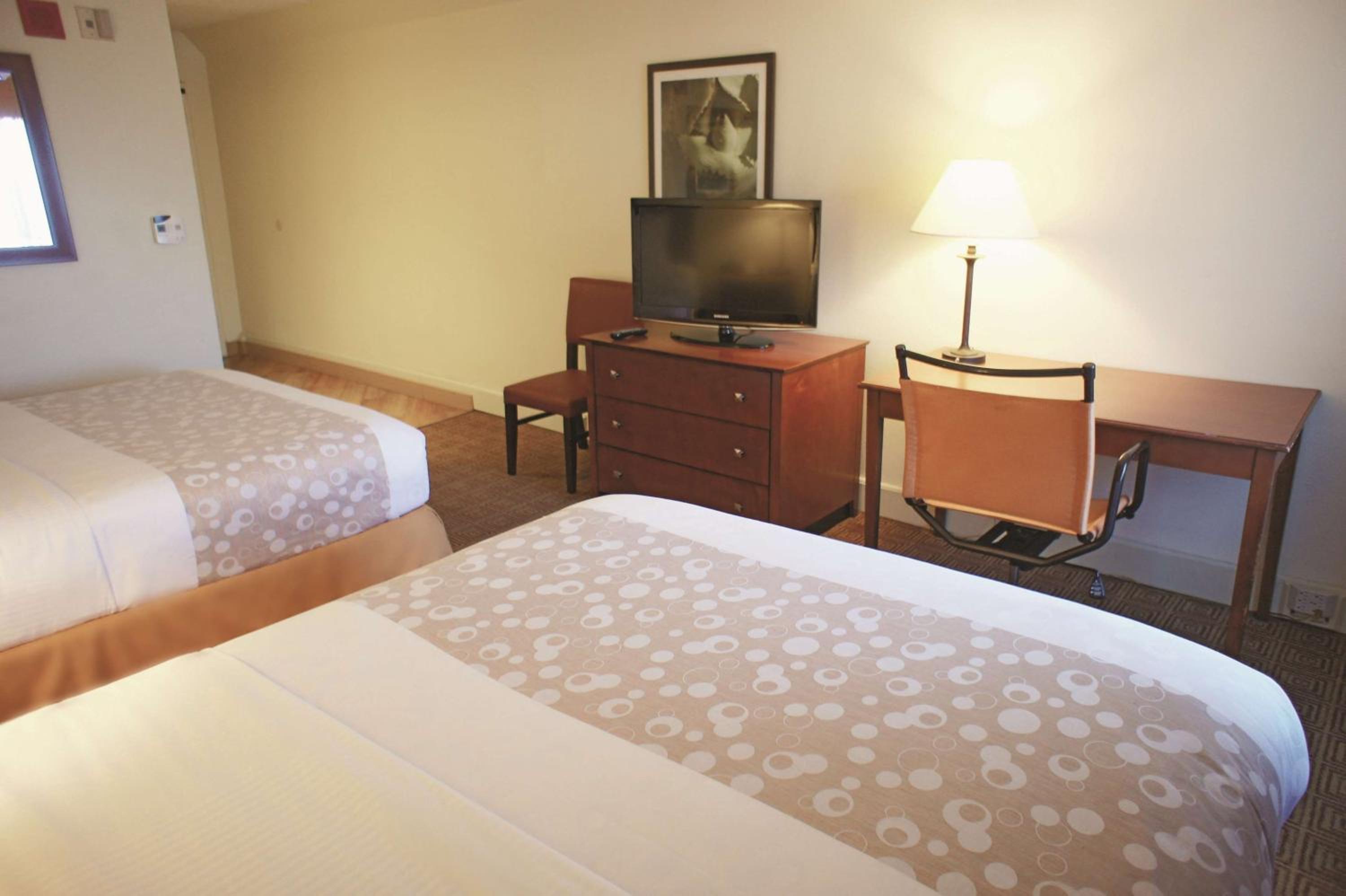 Queen Room with Two Queen Beds - Photo 2