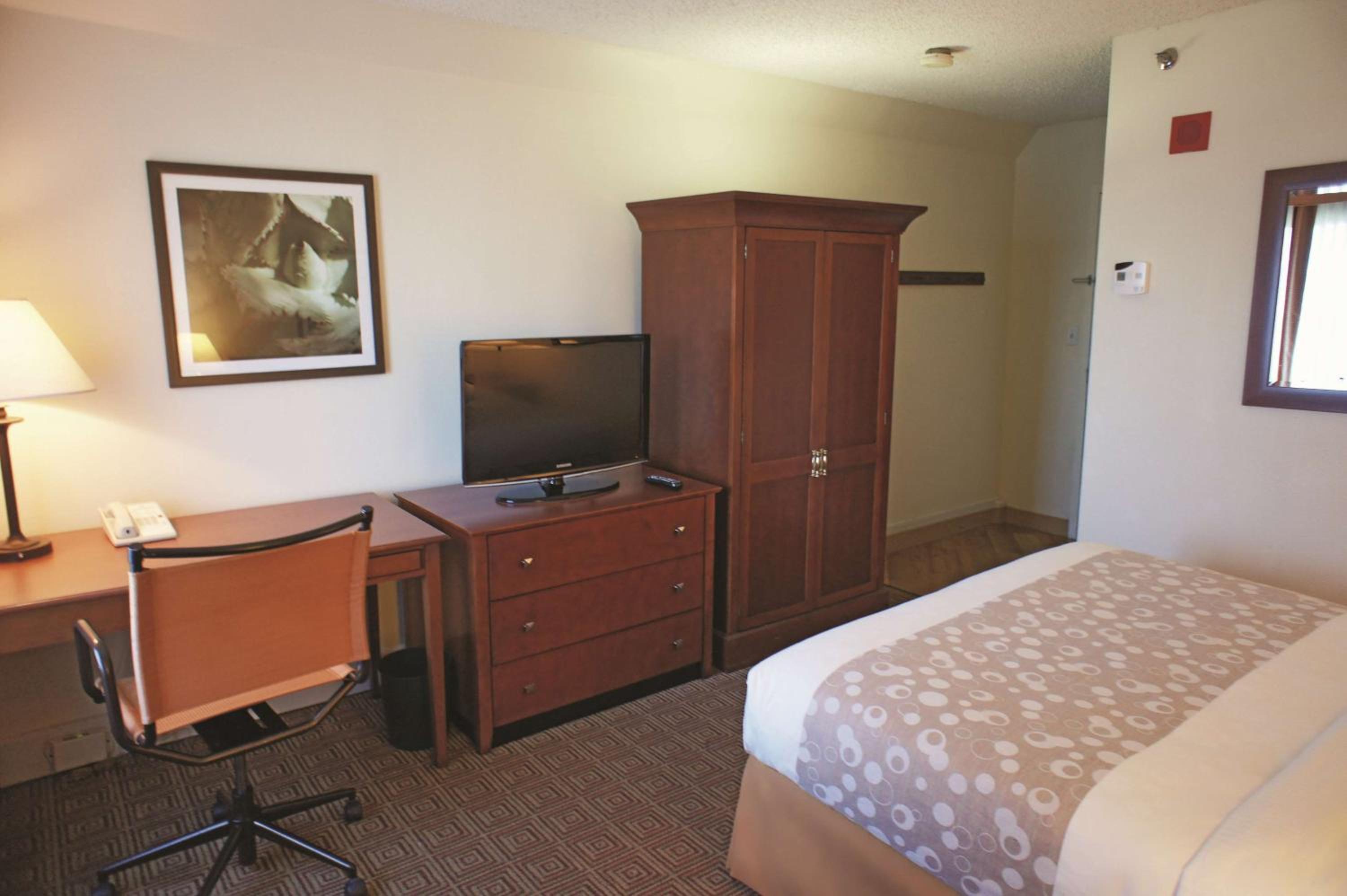 Queen Room - Photo 2
