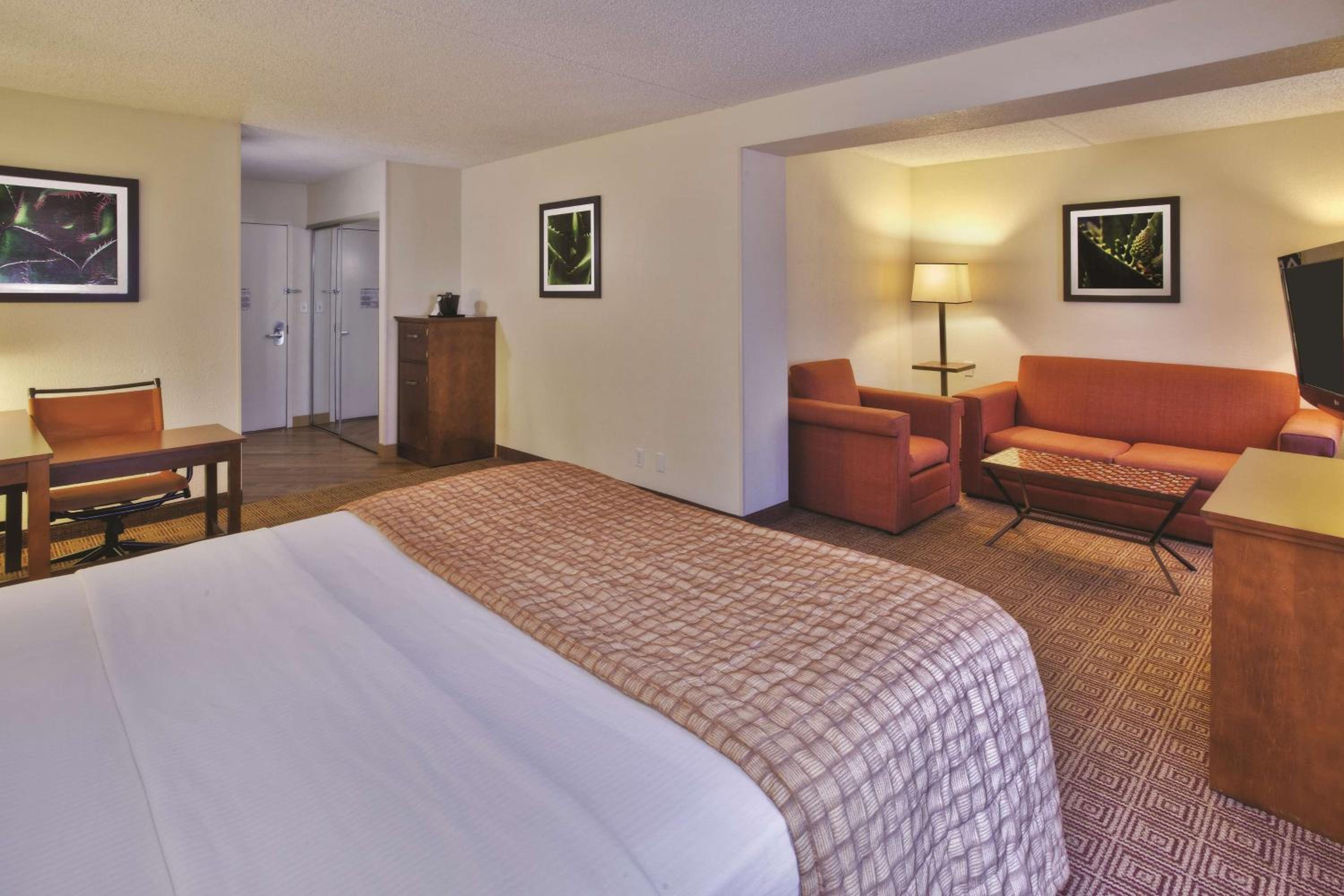 King Suite - Photo 2