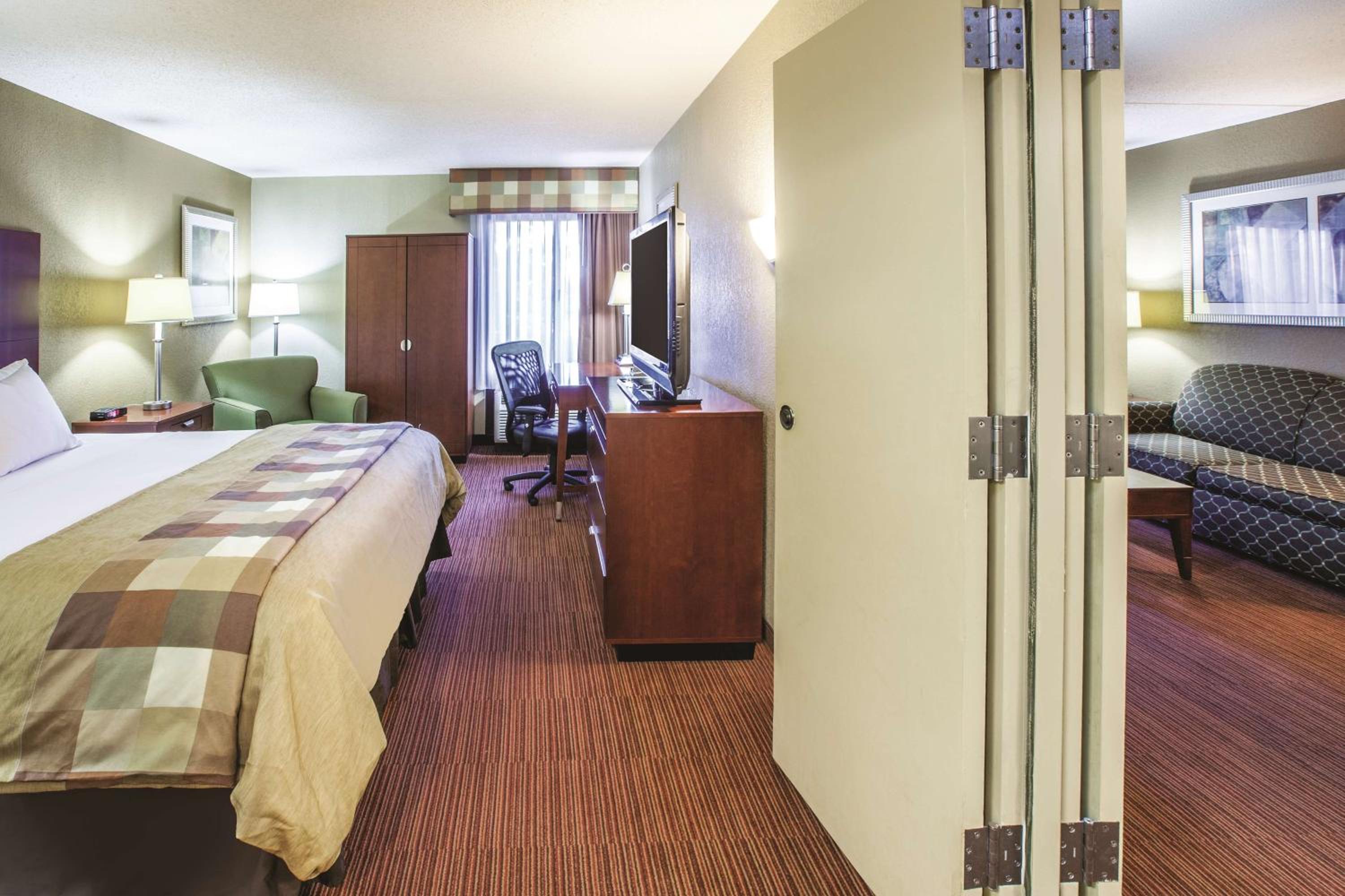 One-Bedroom King Suite - Non-Smoking
