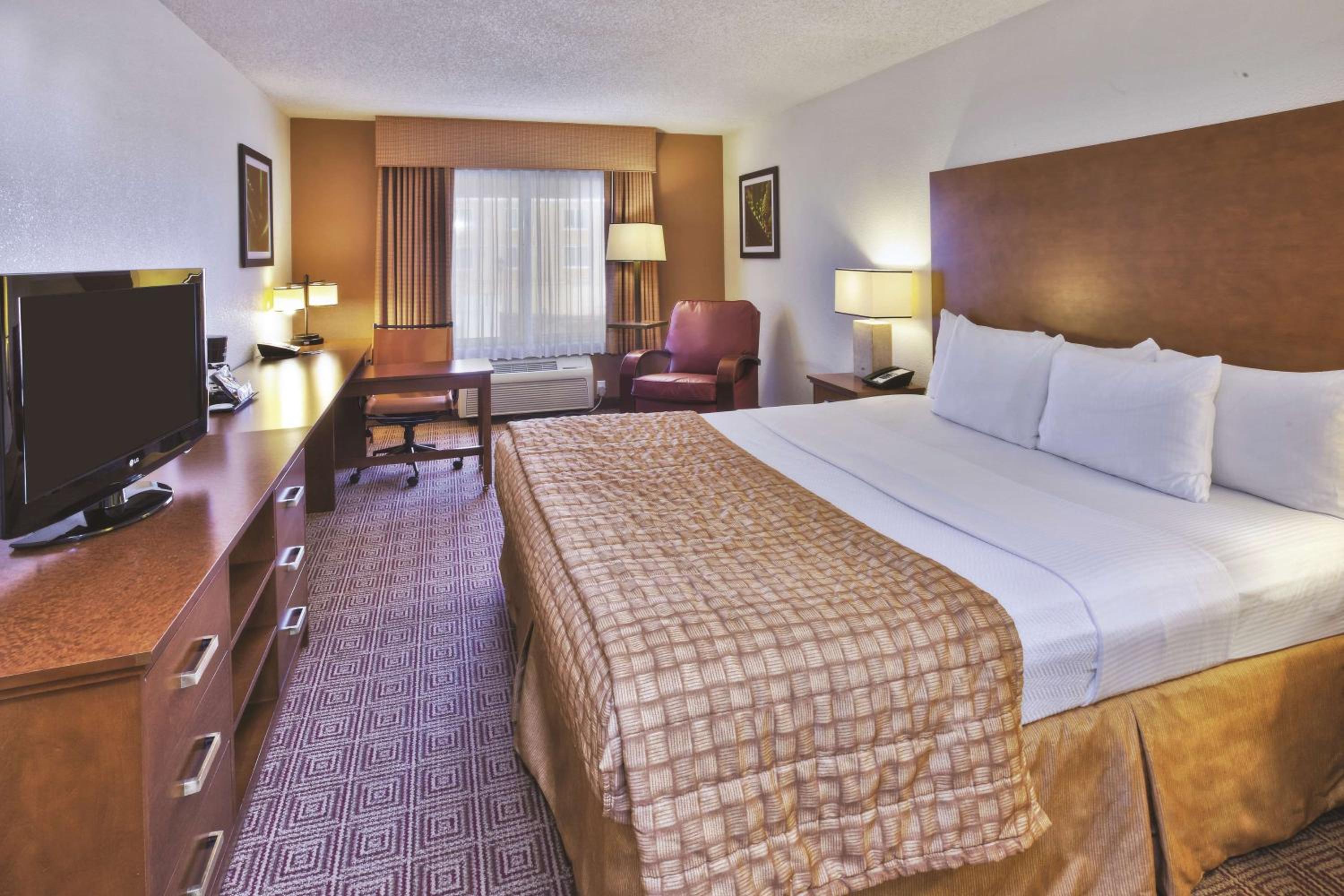 Standard King Room - Photo 7