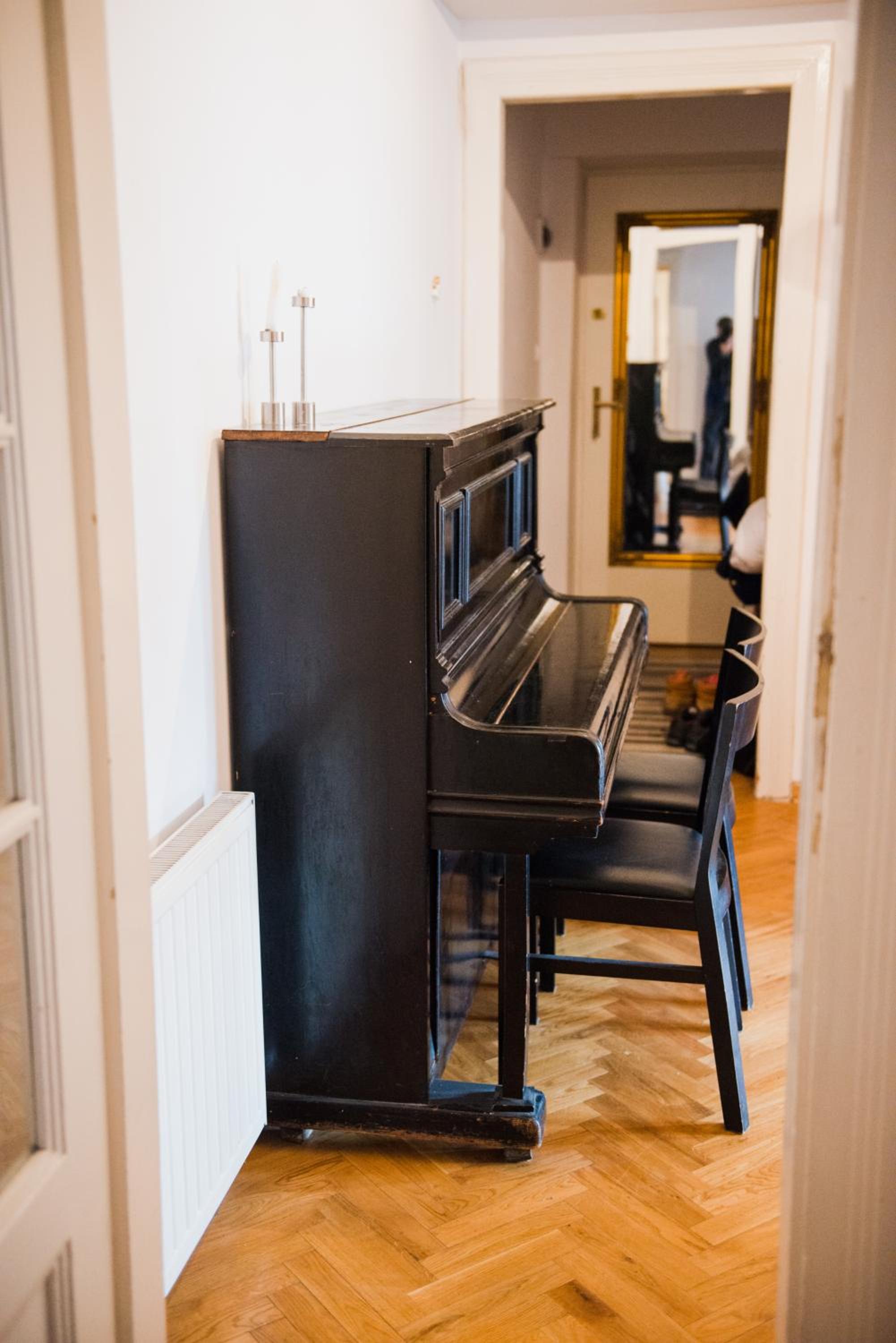 Apartment with Balcony - Photo 5