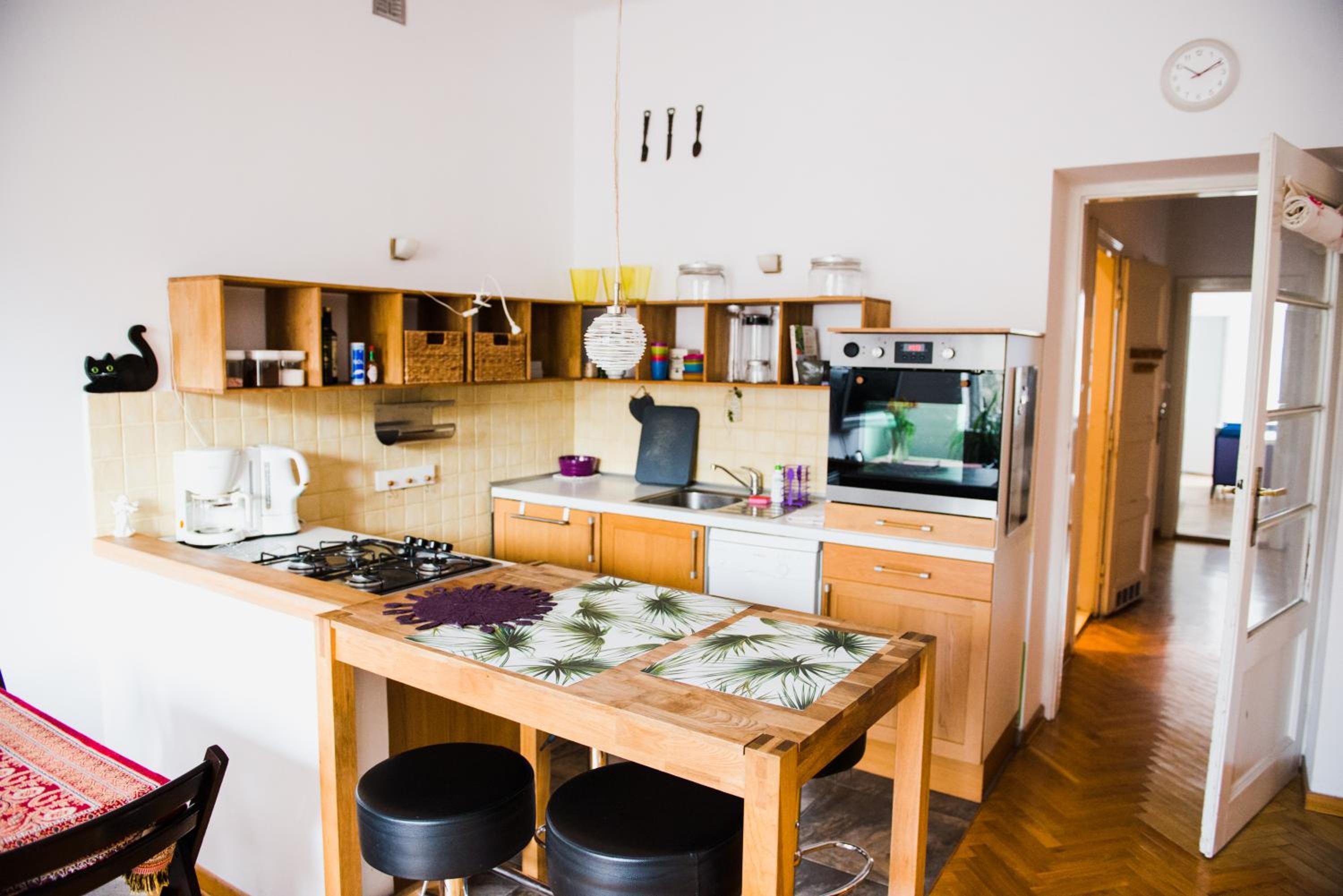 Apartment with Balcony - Photo 7