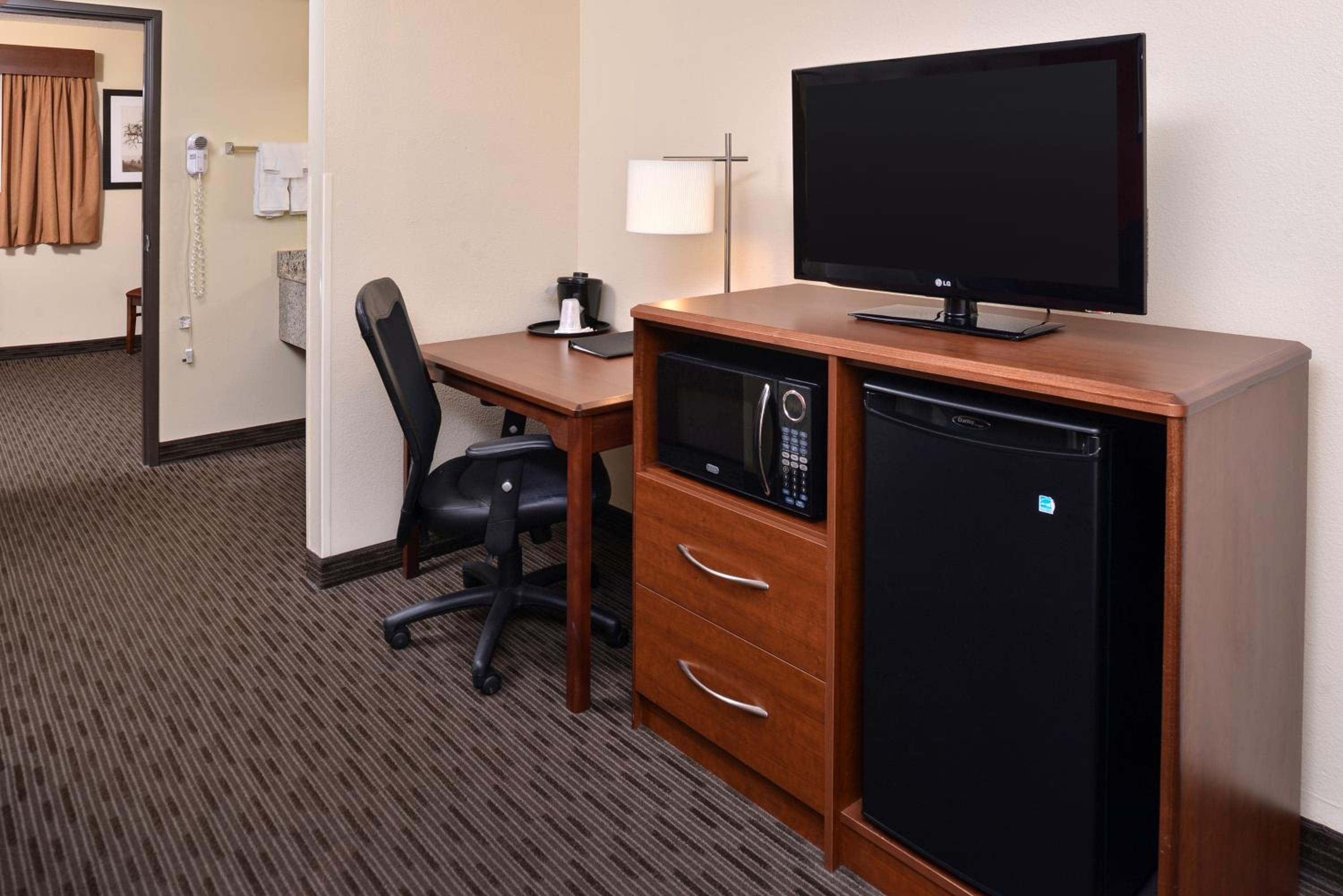 Deluxe Queen Room with Two Queen Beds and Roll-In shower - Mobility Accessible/Non-Smoking - Photo 3