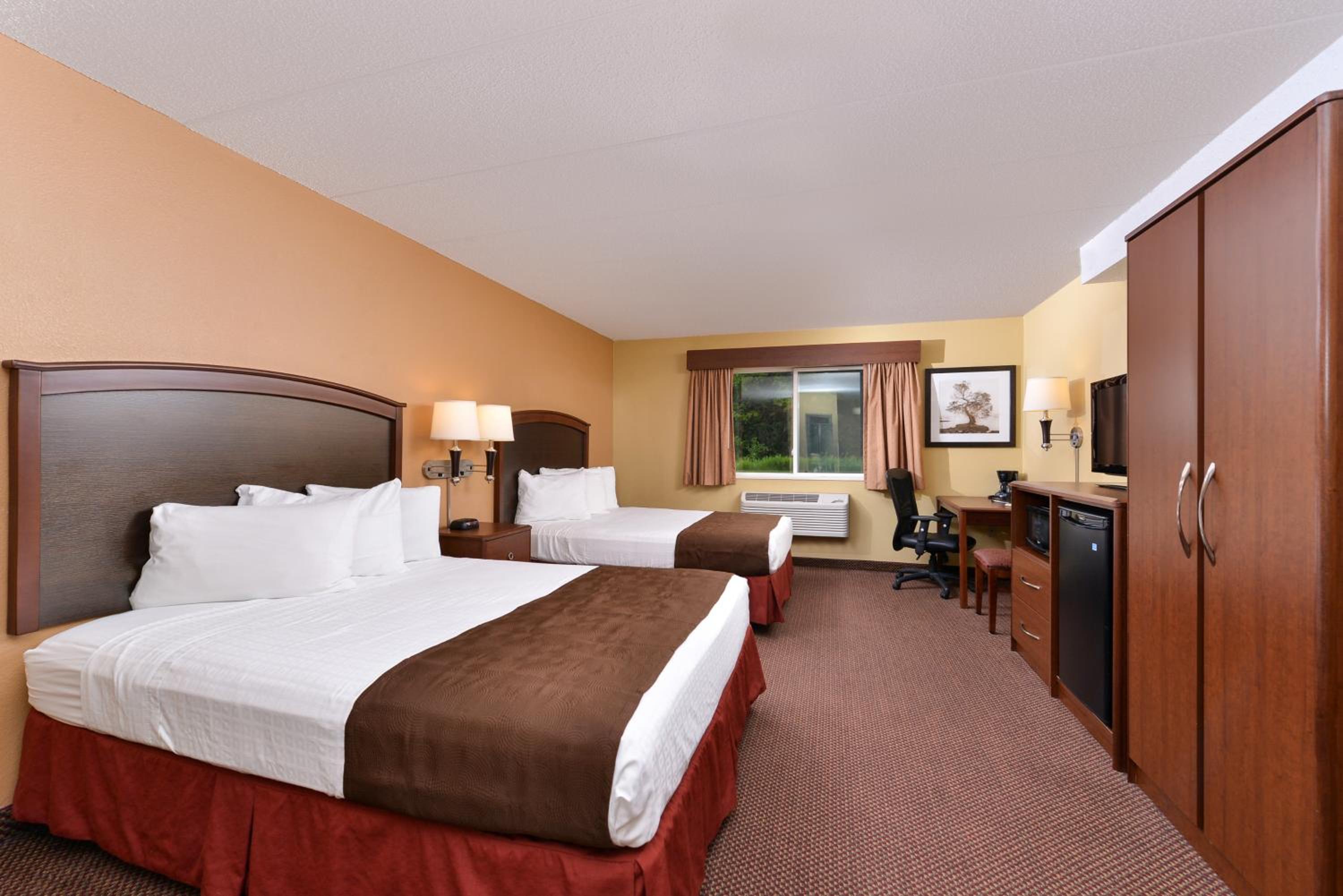 Deluxe Queen Room with Two Queen Beds and Roll-In shower - Mobility Accessible/Non-Smoking - Photo 2