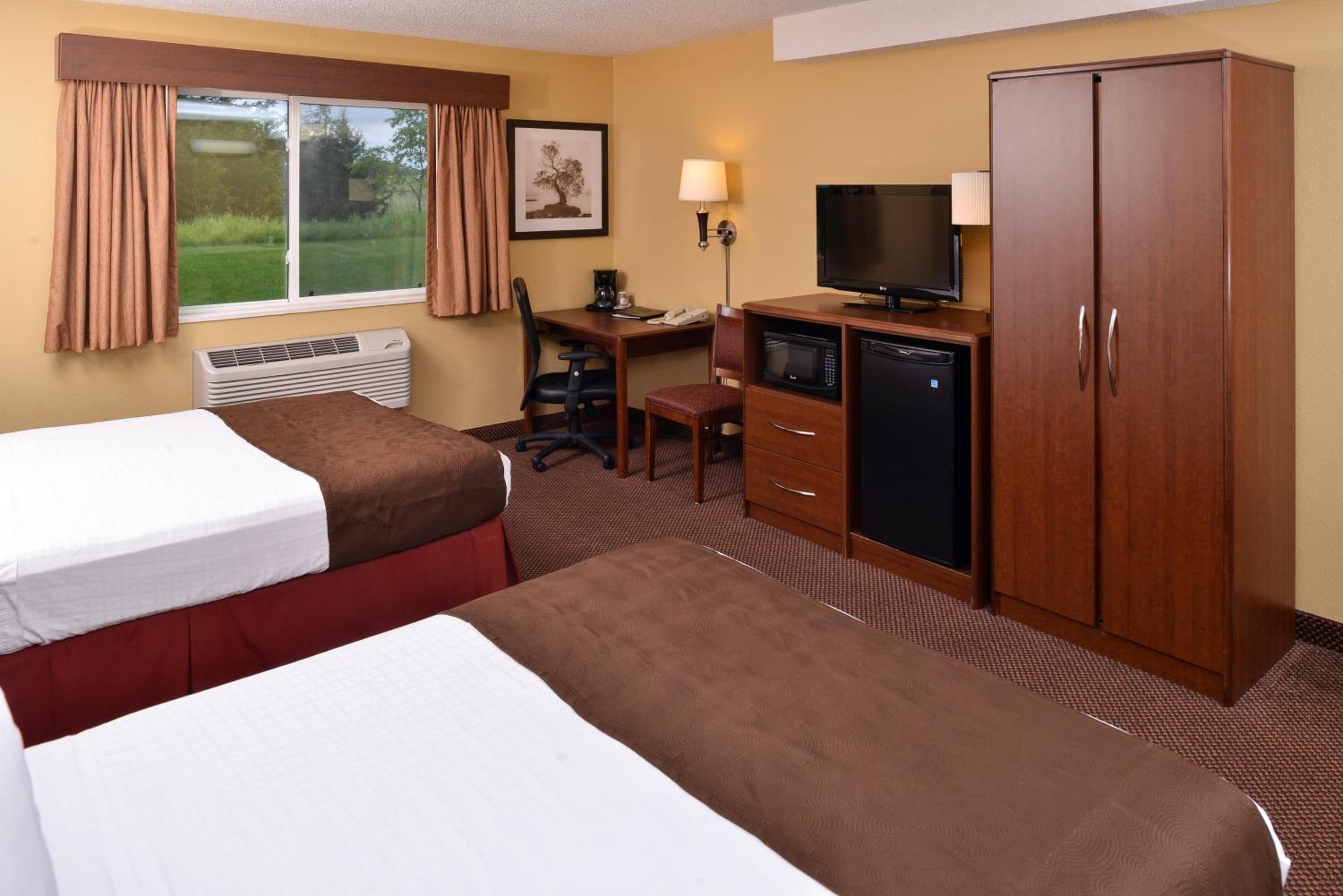 Queen Room with Two Queen Beds - Non-Smoking - Photo 1