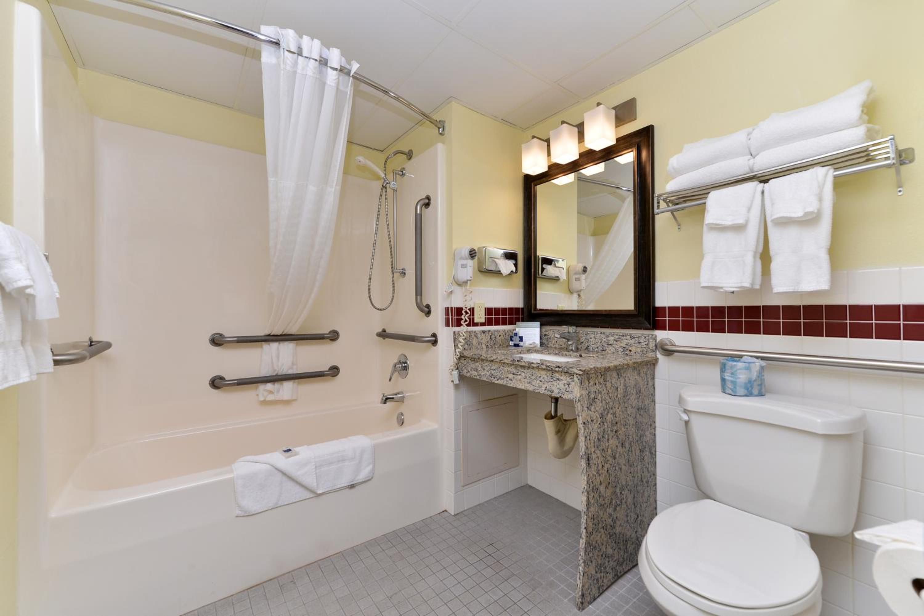 Deluxe Queen Room with Two Queen Beds and Roll-In shower - Mobility Accessible/Non-Smoking - Photo 4