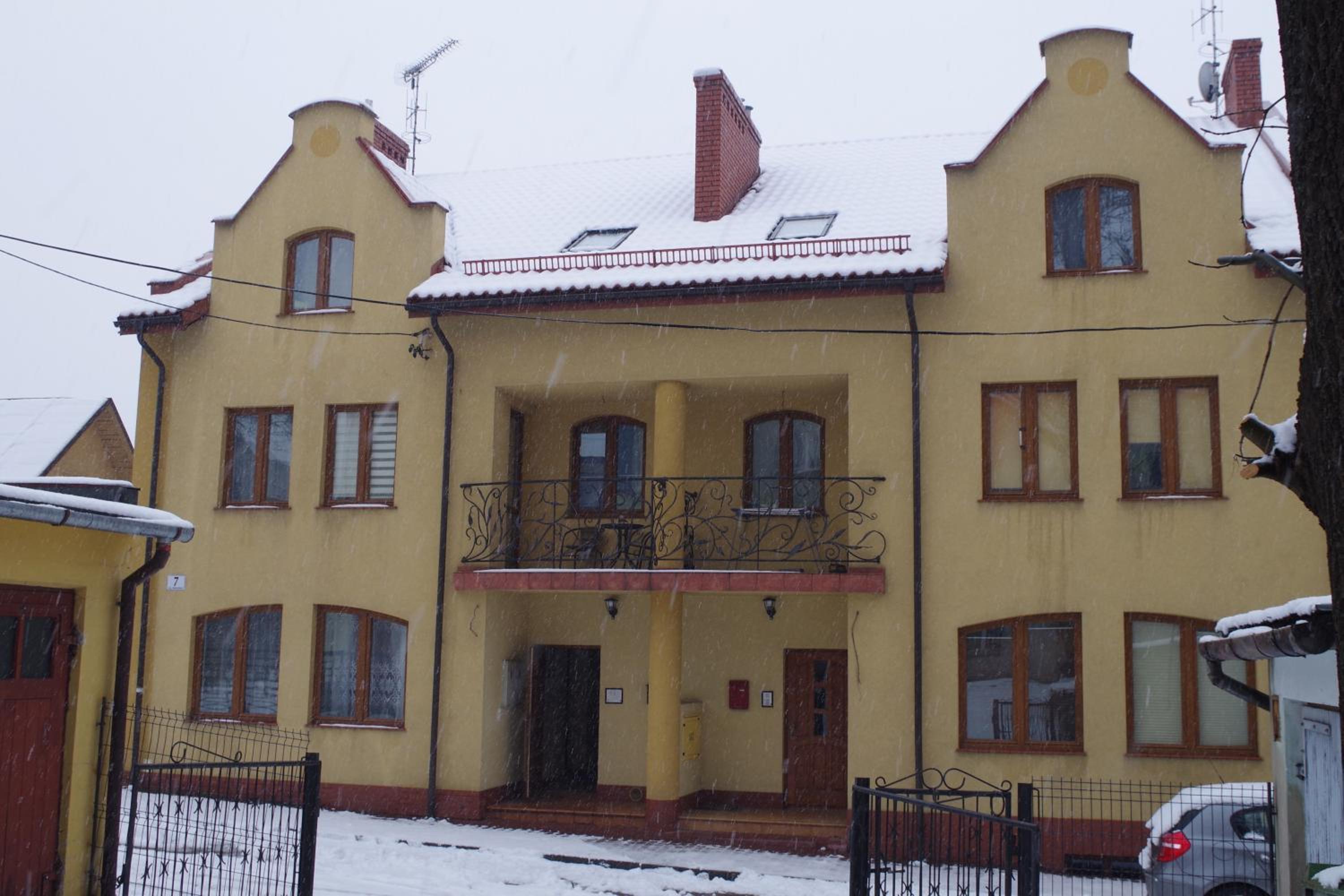 Apartment with Balcony - Photo 10