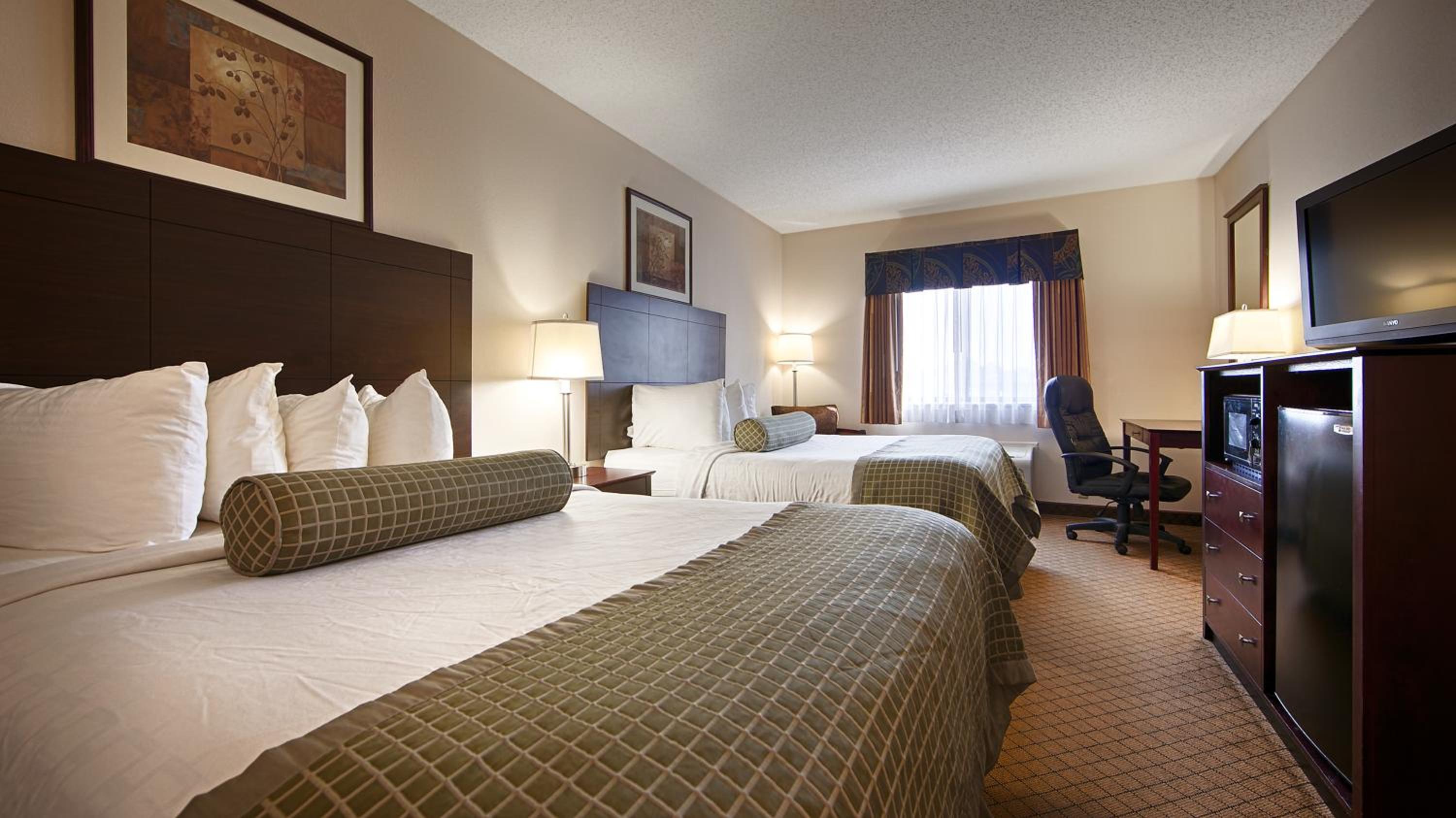 Deluxe Queen Room with Two Queen Beds - Non-Smoking - Photo 1