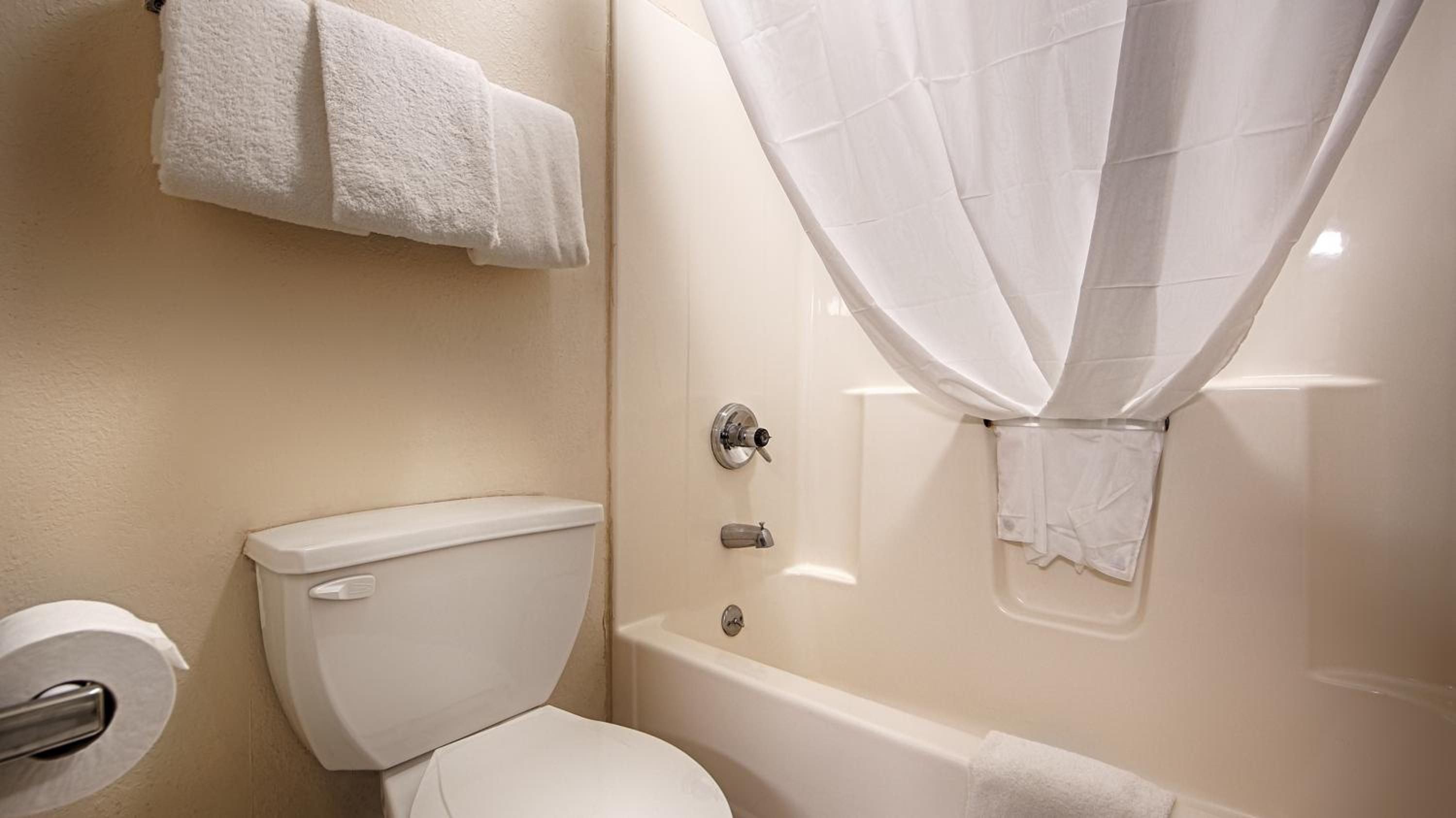 Deluxe Queen Room with Two Queen Beds - Non-Smoking - Photo 2