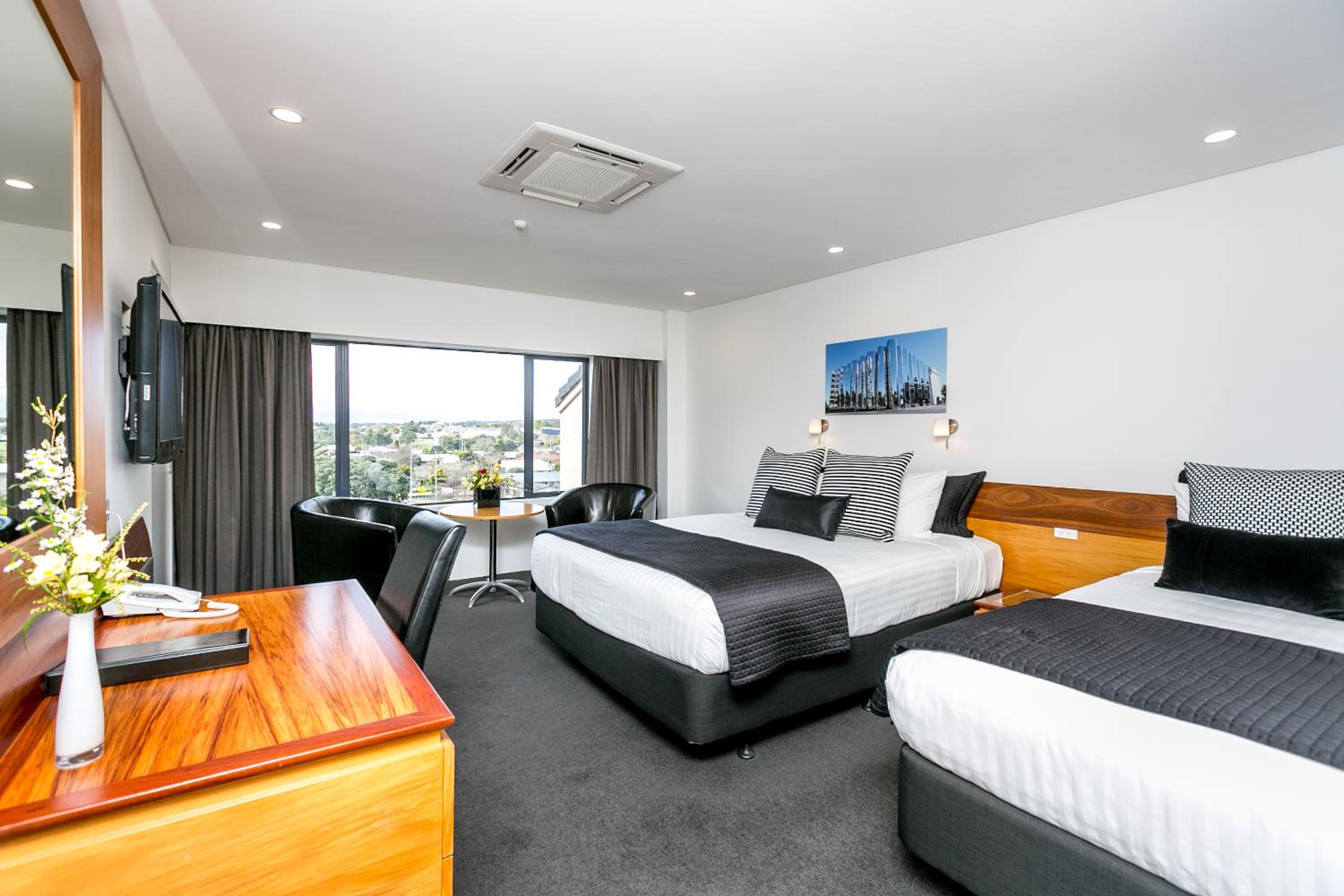 Deluxe King Room - Photo 9