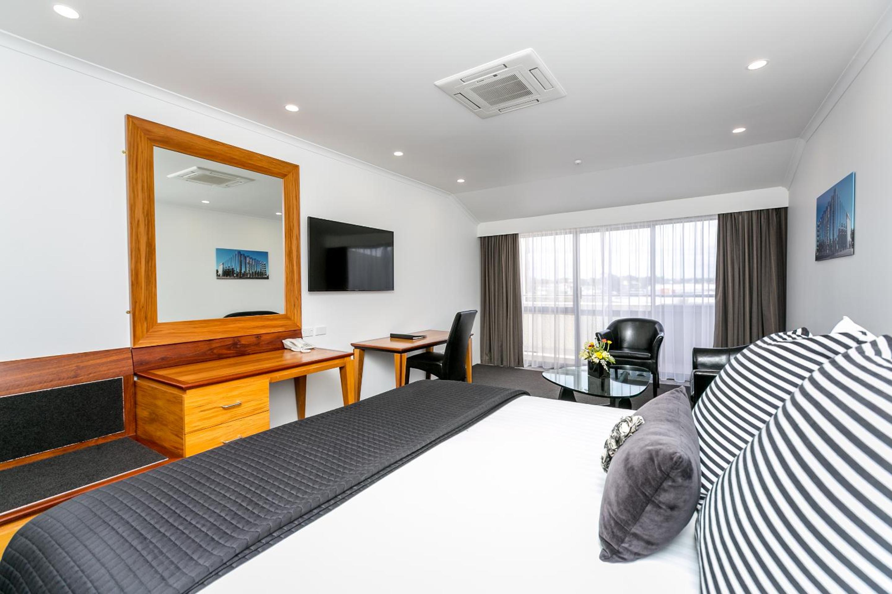 Deluxe King Room - Photo 1