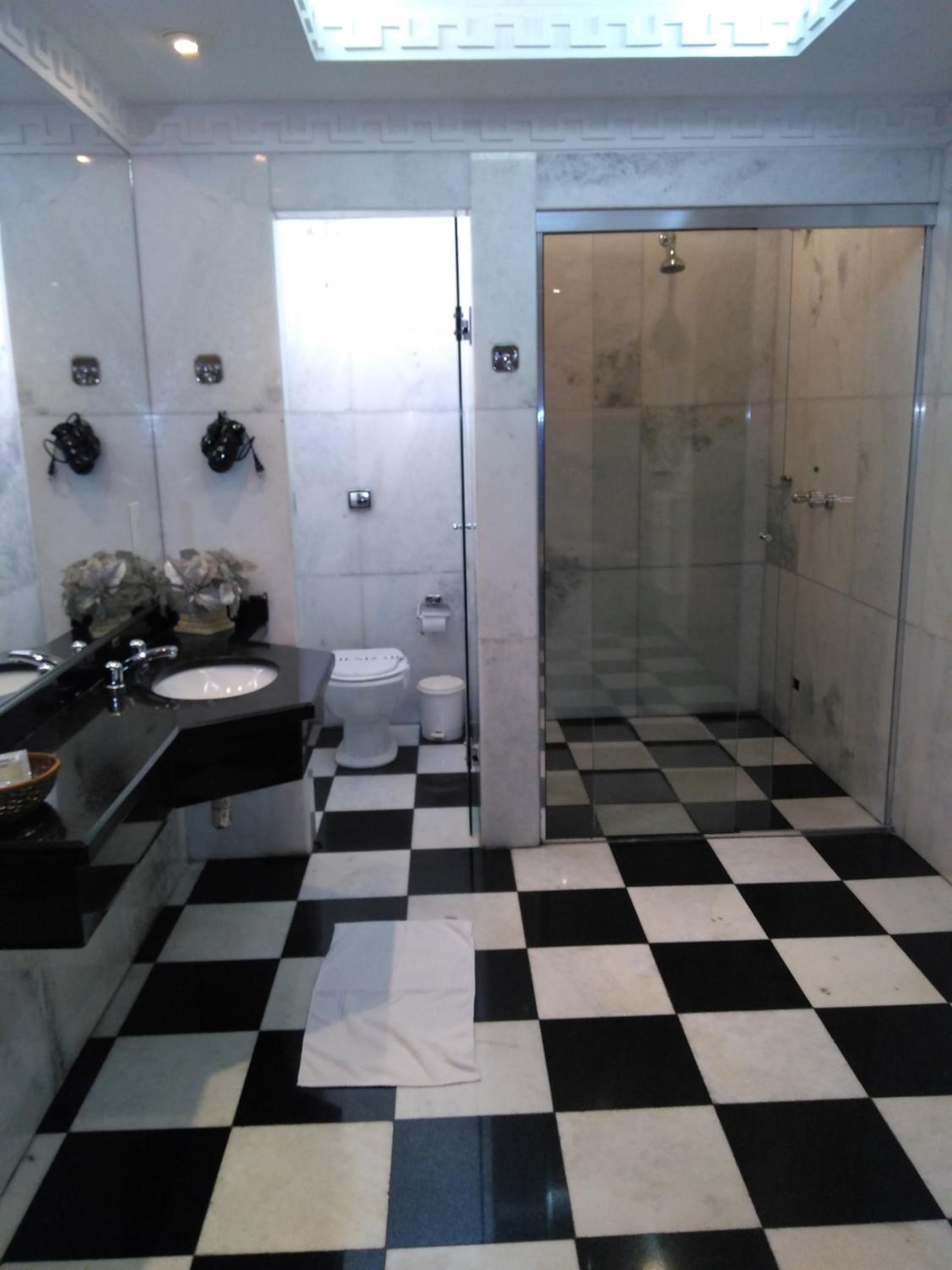 Deluxe Suite with Spa Bath - Photo 6
