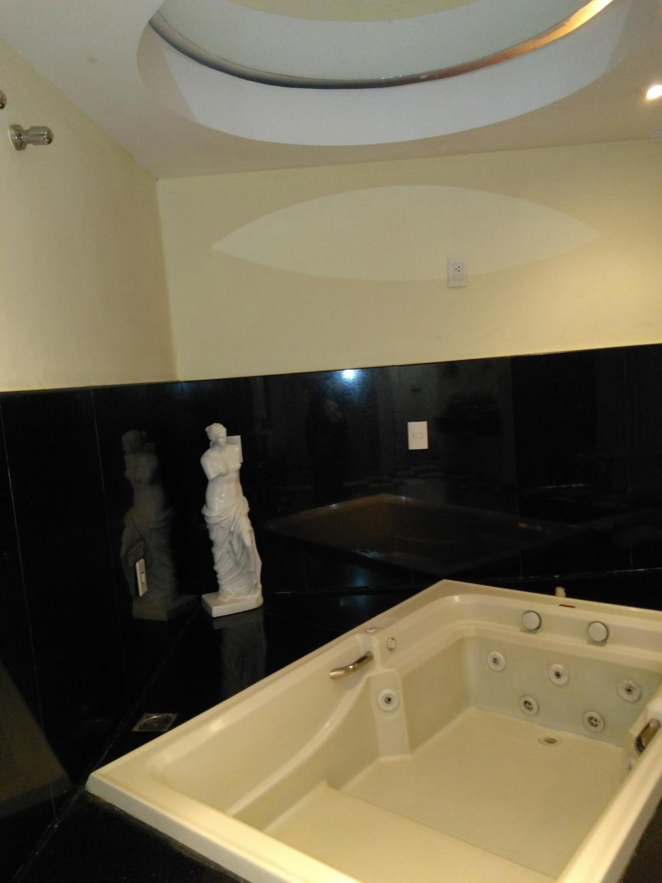 Deluxe Suite with Spa Bath - Photo 5