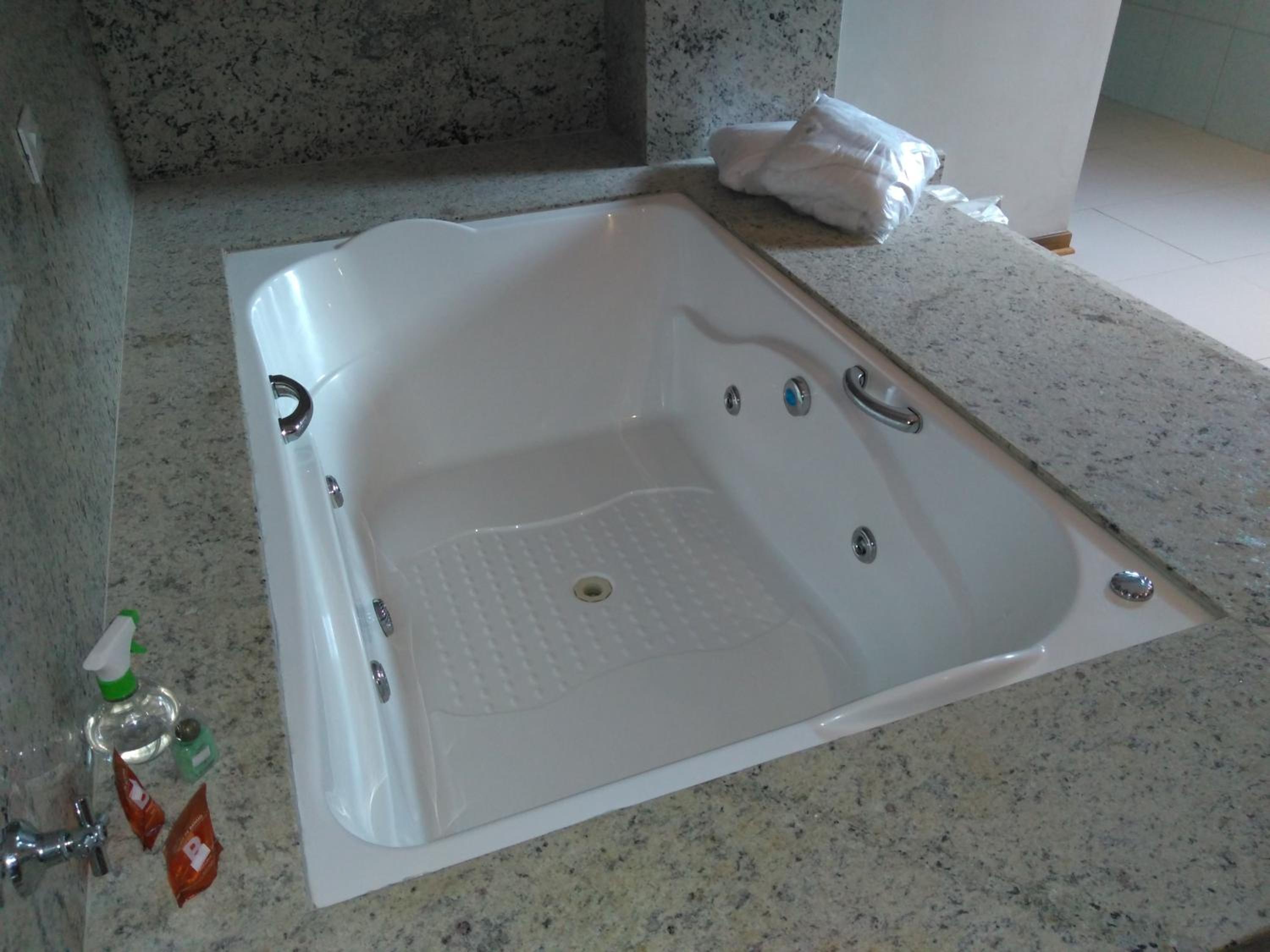 Deluxe Suite with Spa Bath - Photo 8