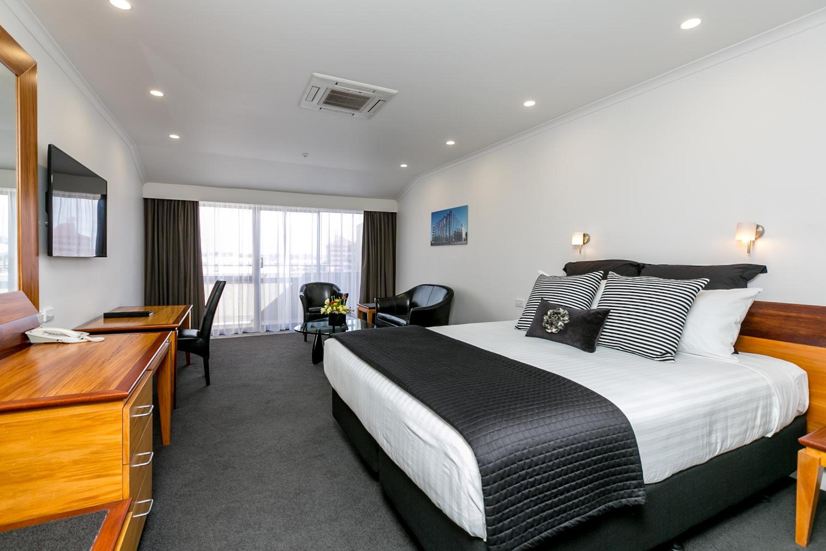 Deluxe King Room - Photo 6