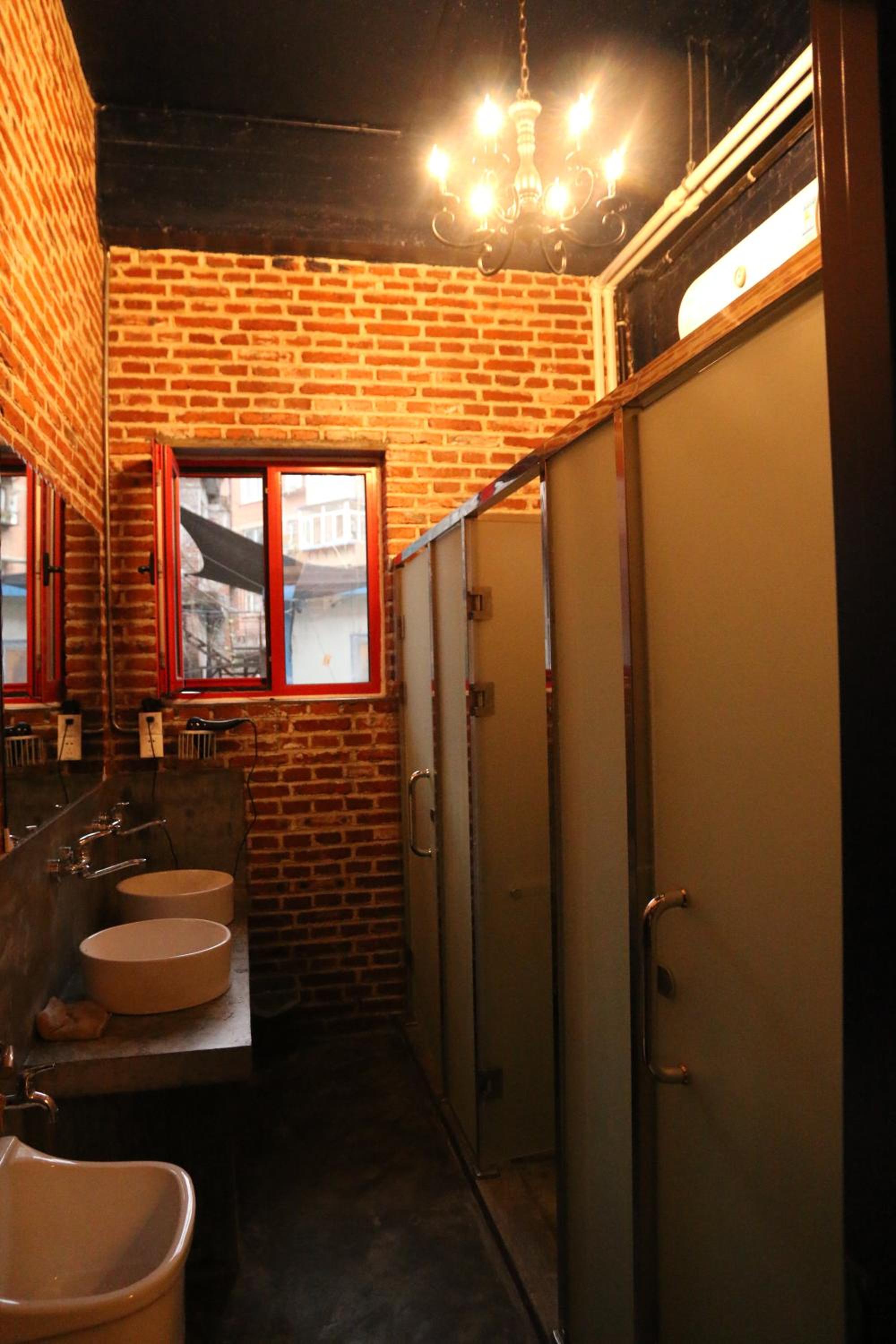 Basic Single Room with Shared Bathroom photo 3