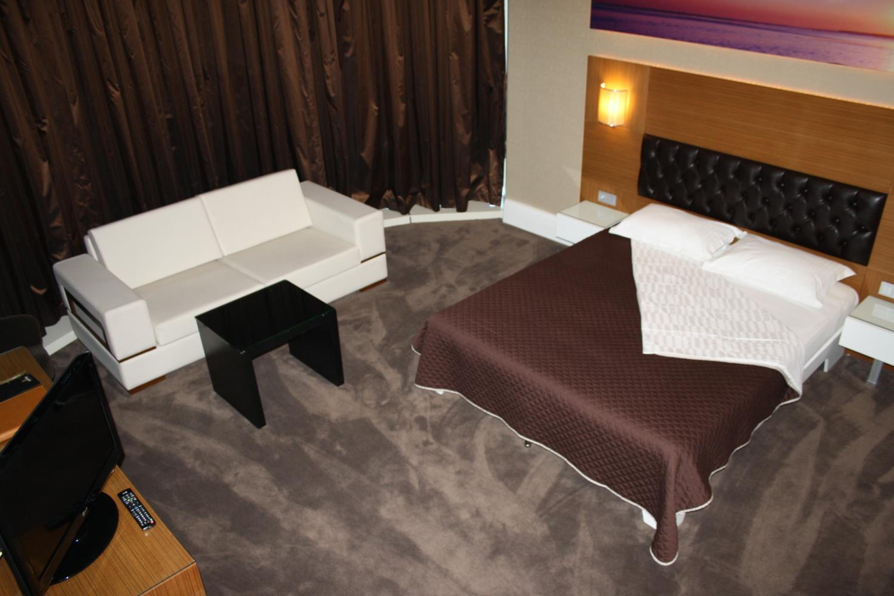 Deluxe Double Room - Photo 9