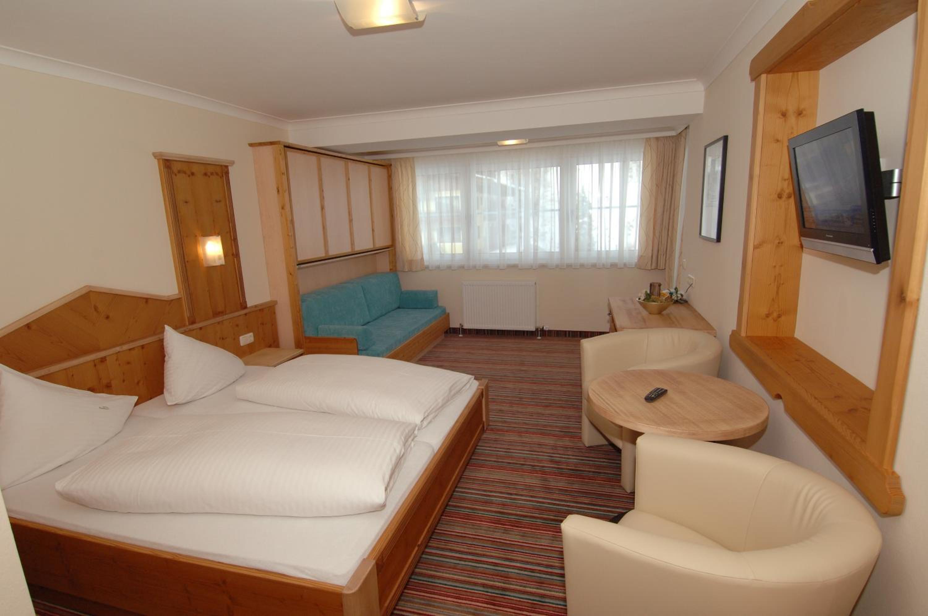 Family Room - Photo 2