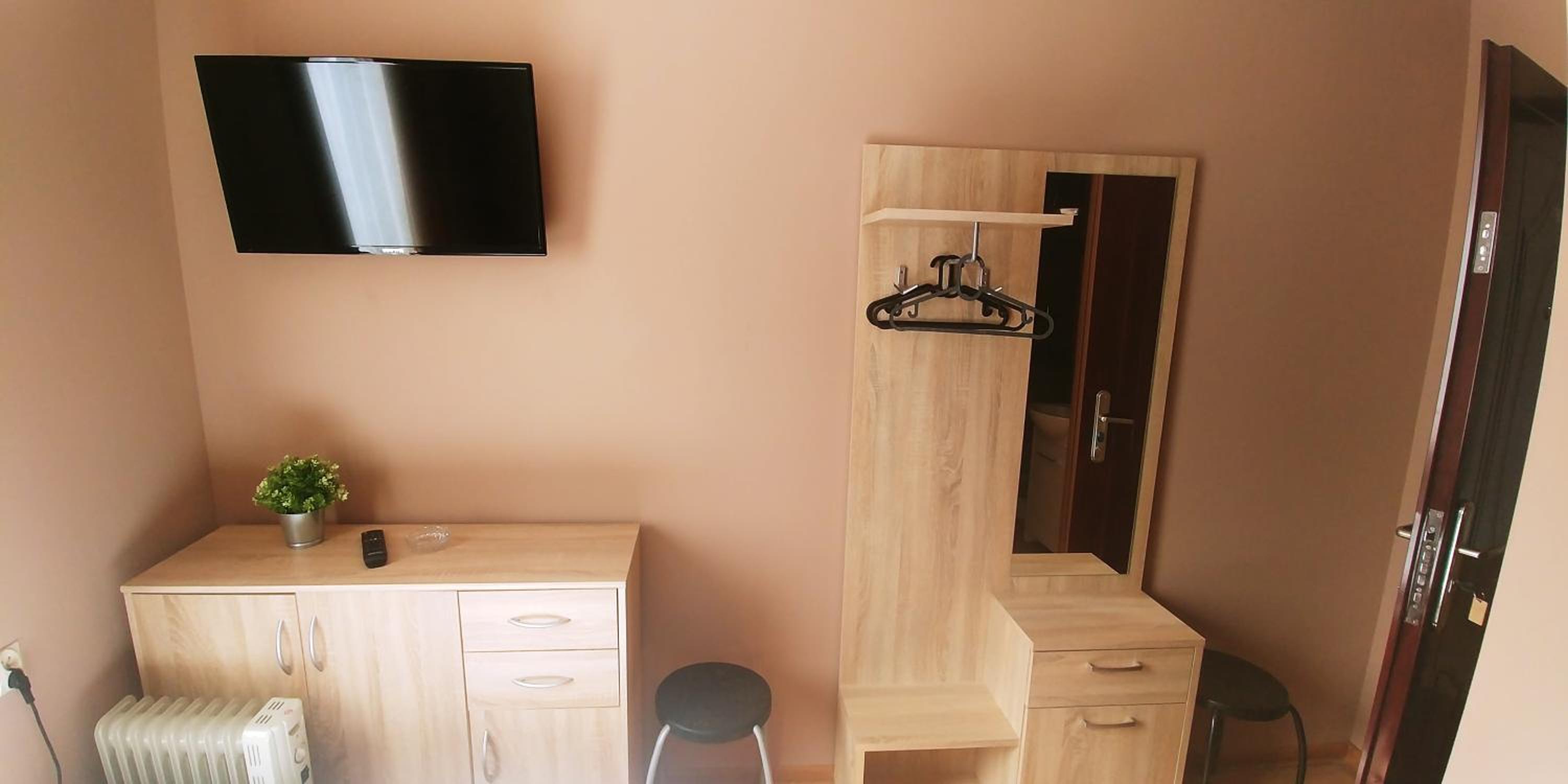 Classic Double Room with Shower - Photo 9